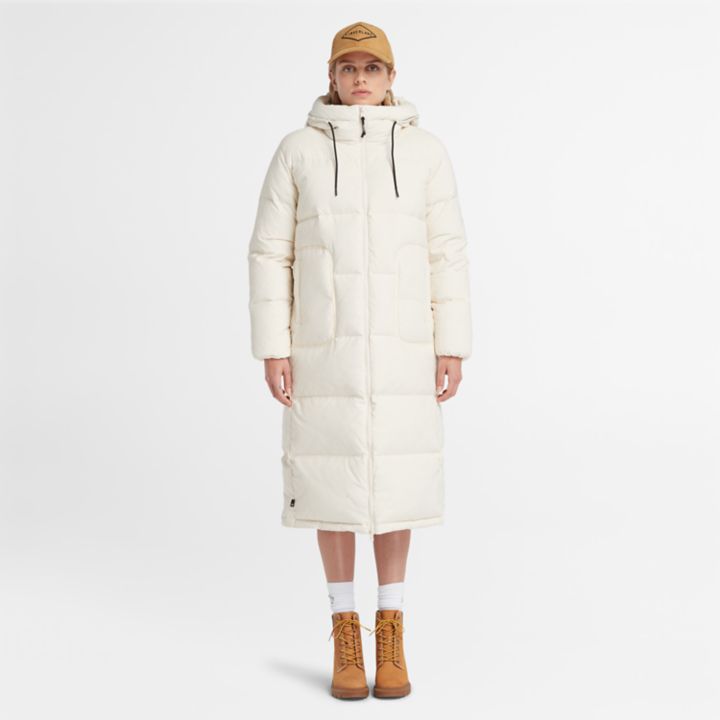 Jaqueta puffer feminina de plumas recicladas na cor bege.