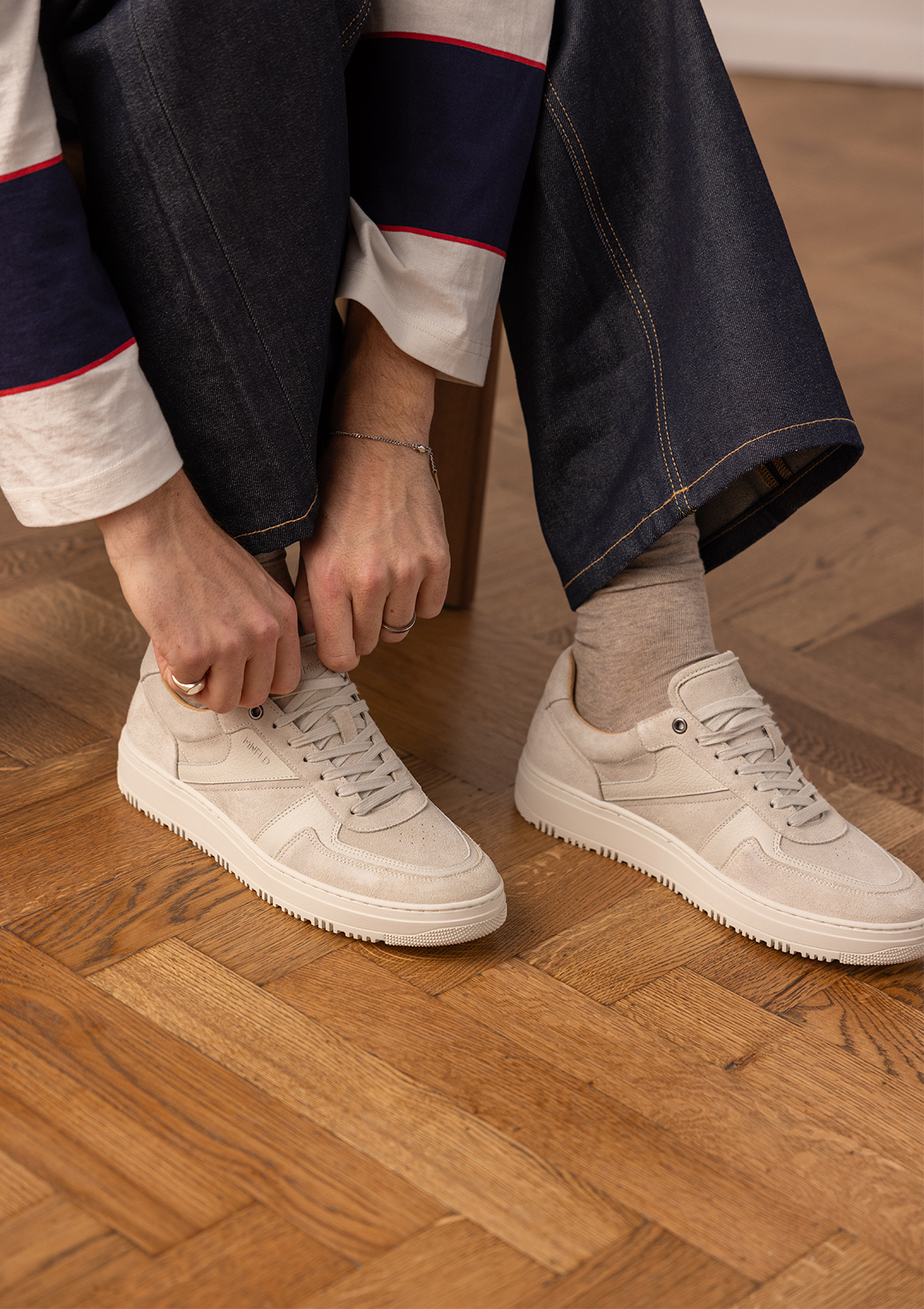 Lichtgrijze suède sneakers met leren details