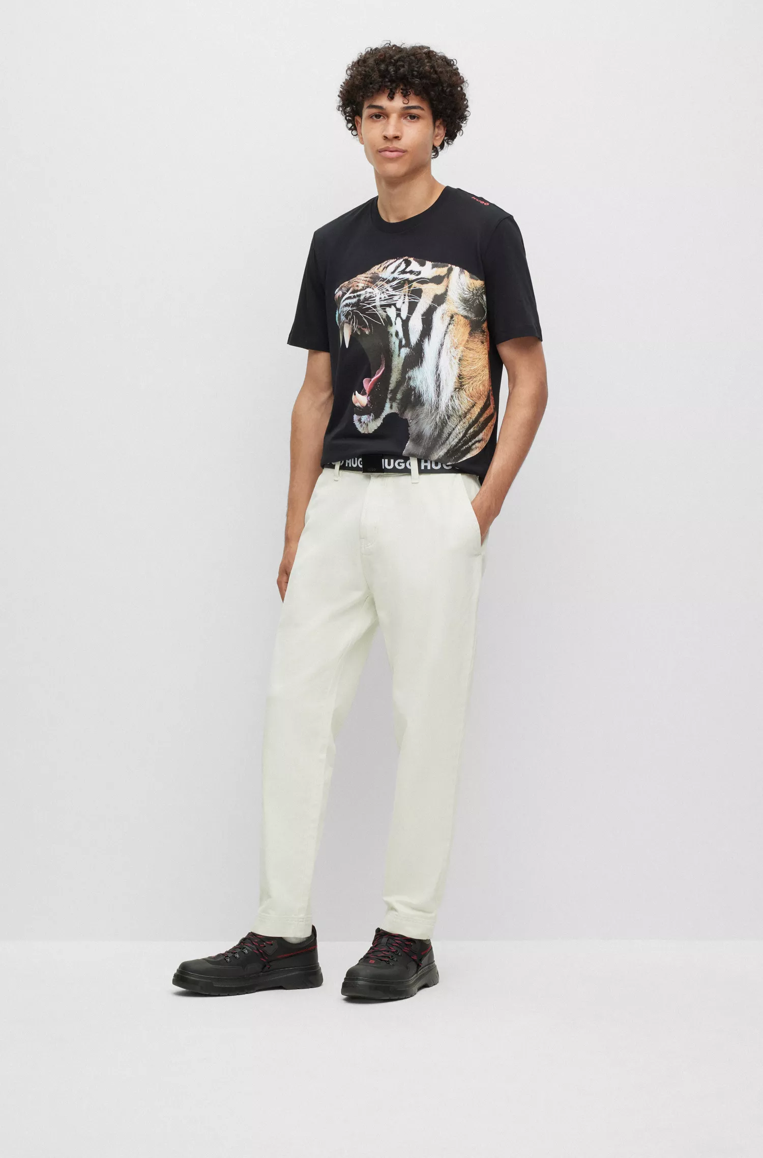 Calça chino HUGO vermelha, corte afunilado, em gabardine de algodão.