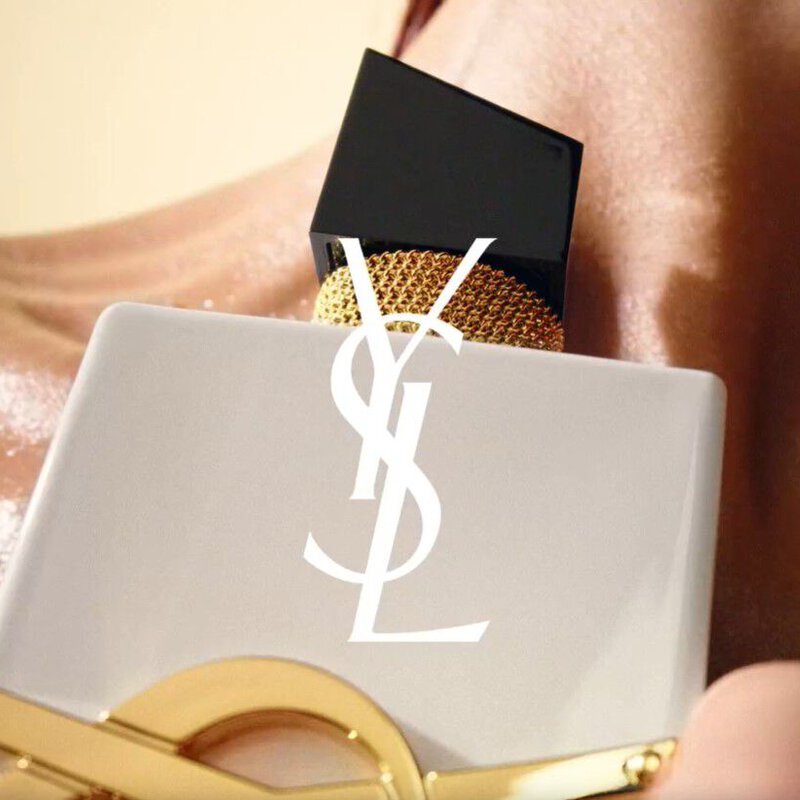 LIBRE L'EAU NUE PARFUM DE PEAU  UN PARFUM SOLAIRE AU SILLAGE FRAIS ET DÉLICAT. UNE ESCAPADE SENSORIELLE EN MÉDITERRANÉE CAPTURÉE DANS UN PARFUM SANS ALCOOL À LA SENSORIALITÉ UNIQUE.
