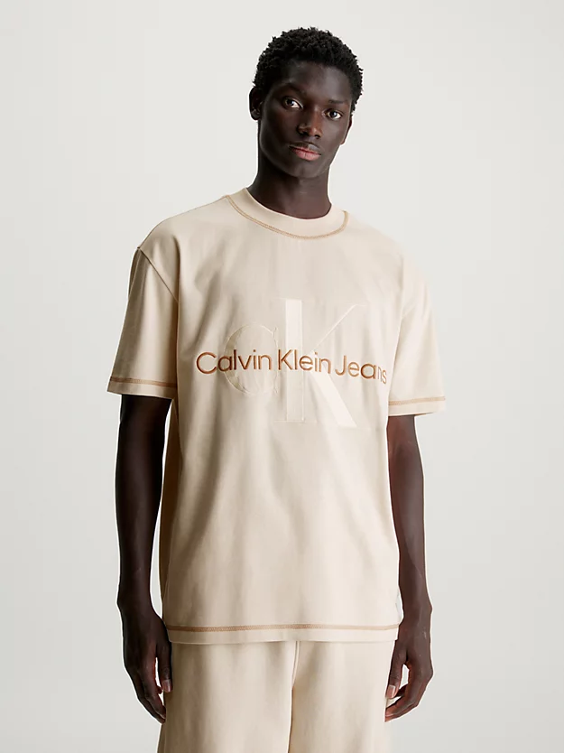 Camiseta com monograma e modelagem relaxada
