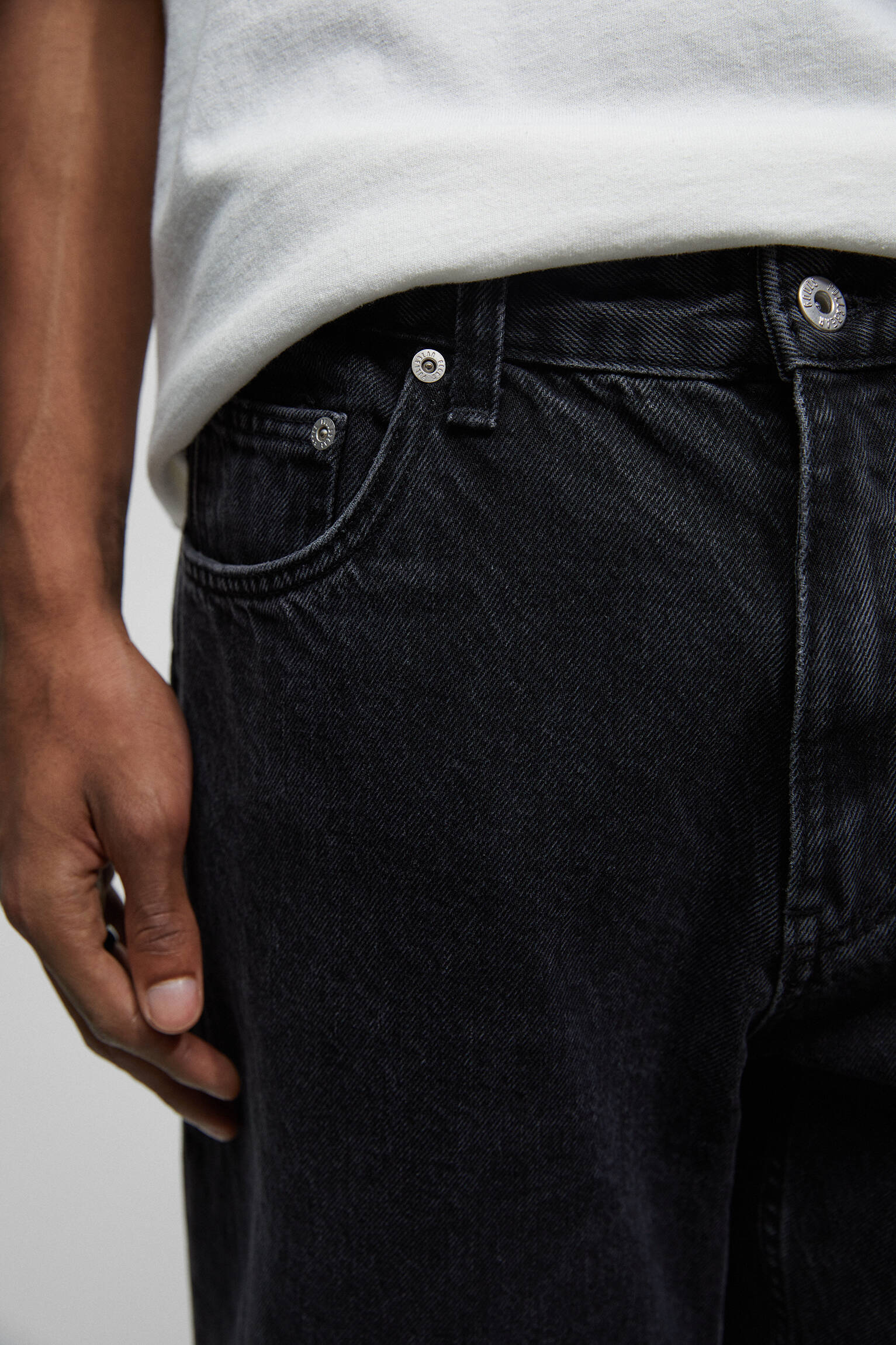 CALÇA JEANS DE PERNA LARGA - PRETA