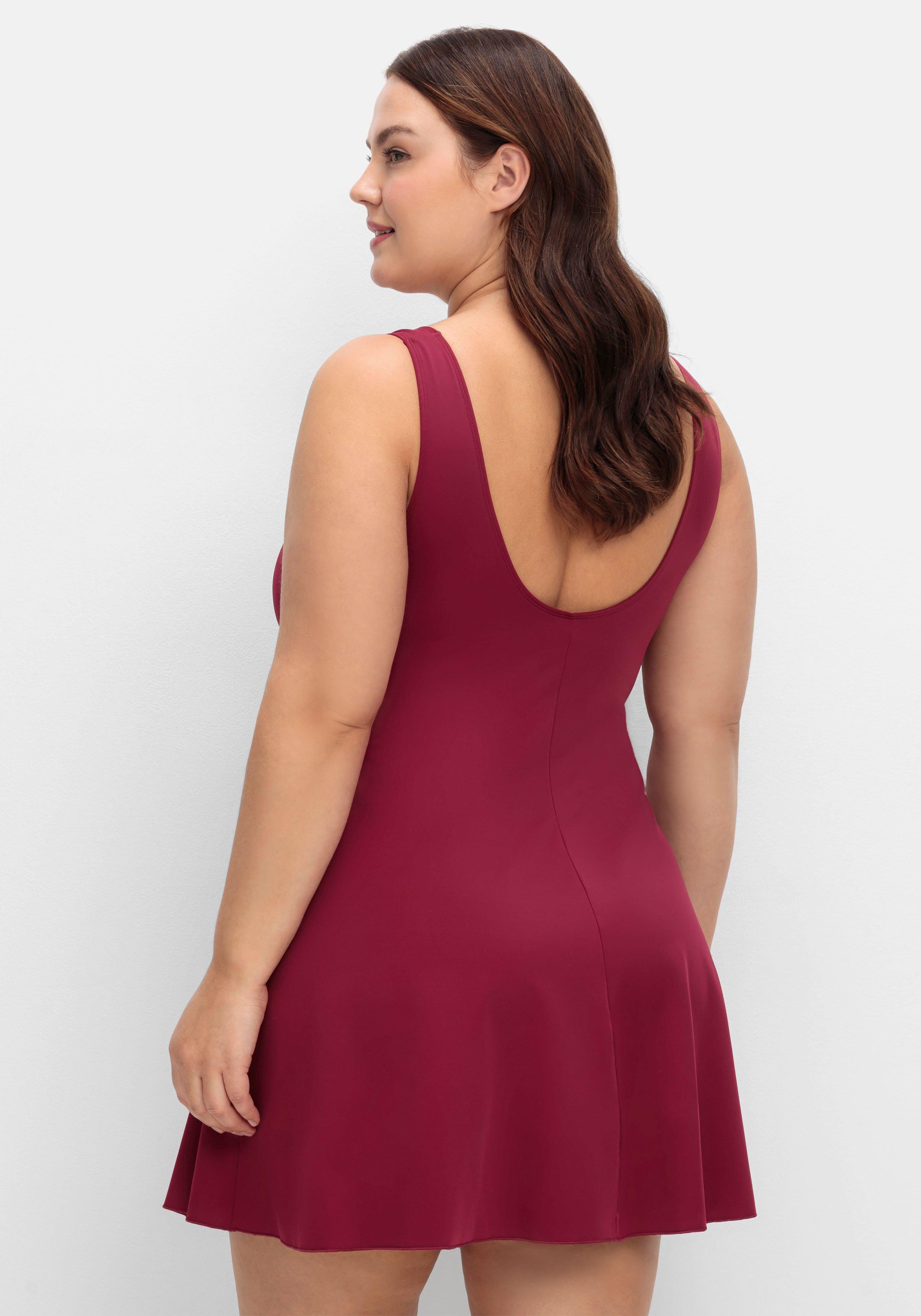 Badekleid mit V-Ausschnitt und integrierter Hose.