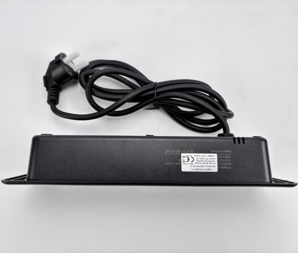 INF Stikkontakt med tre kontakter og USB-uttak (europeisk standard)