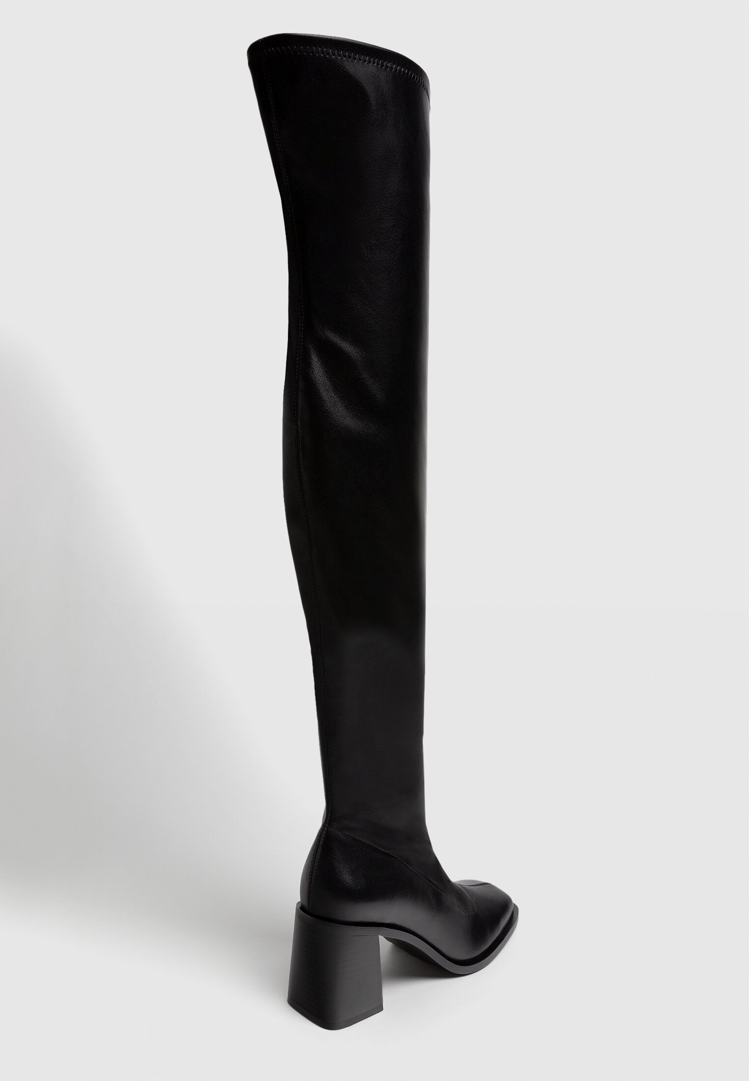 Botas de salto alto acima do joelho