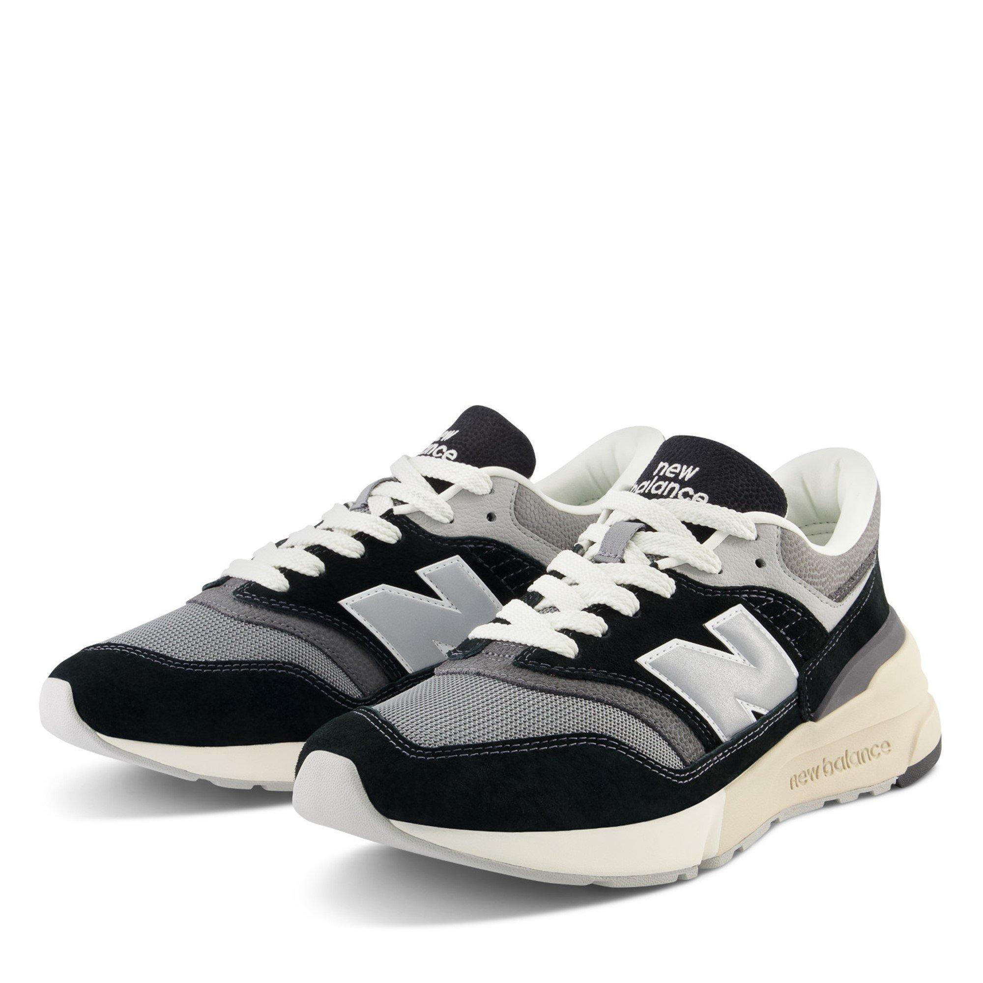 New Balance 977R Trainers