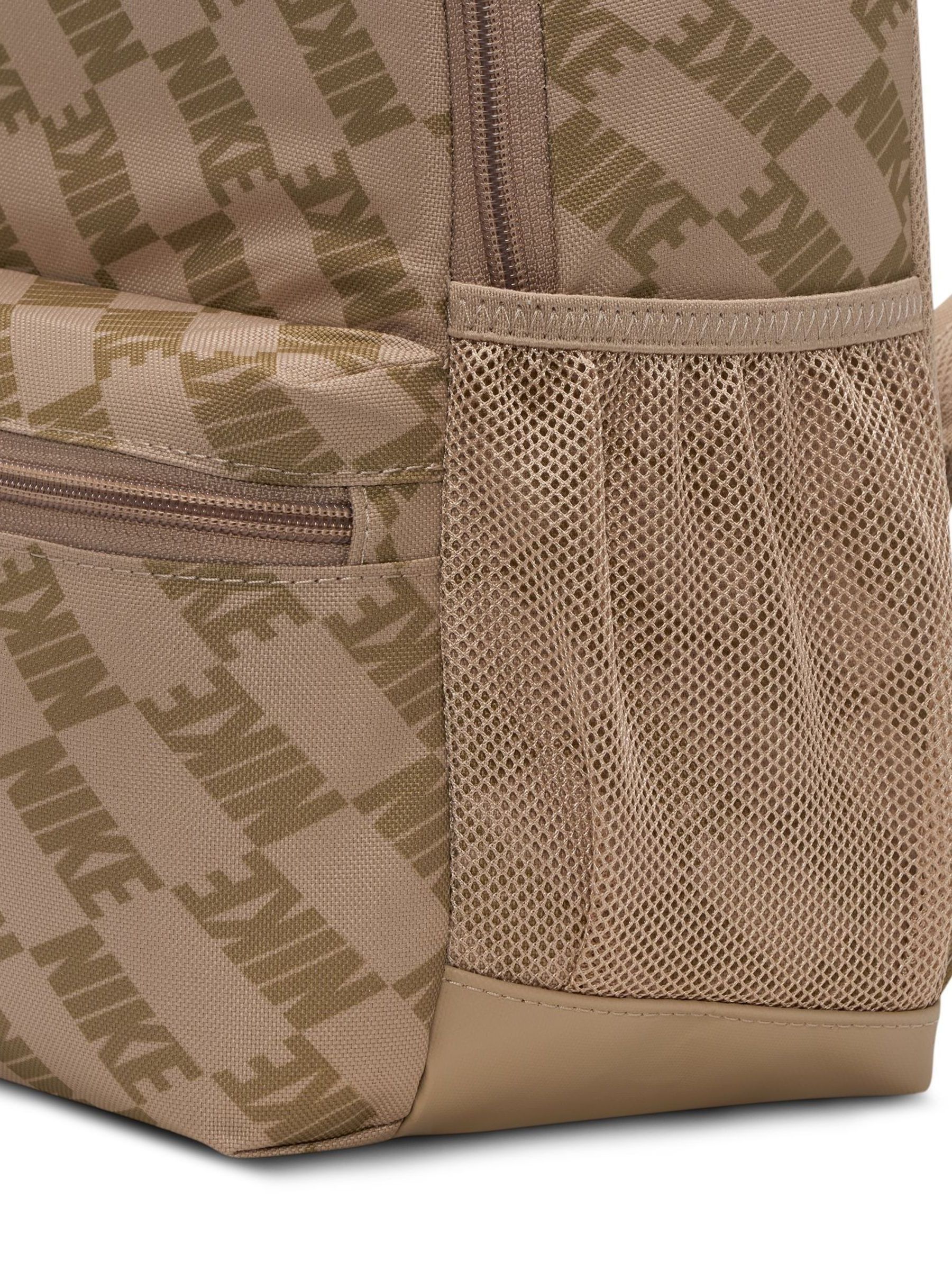 Bruin - Nike Mini Brasilia JDI rugzak met all-over print