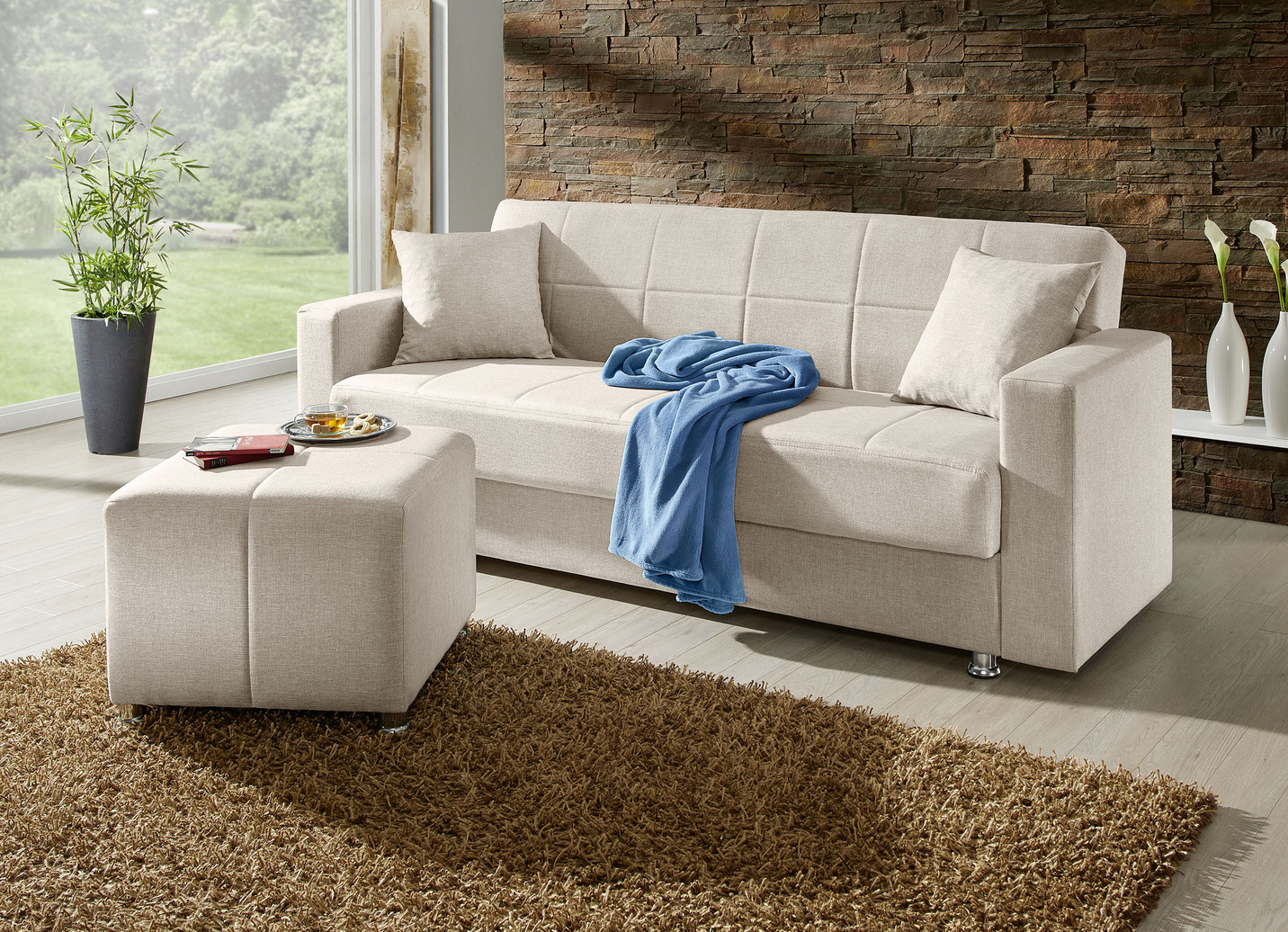 Klick-Klack-Sofa mit Hocker und Dekokissen