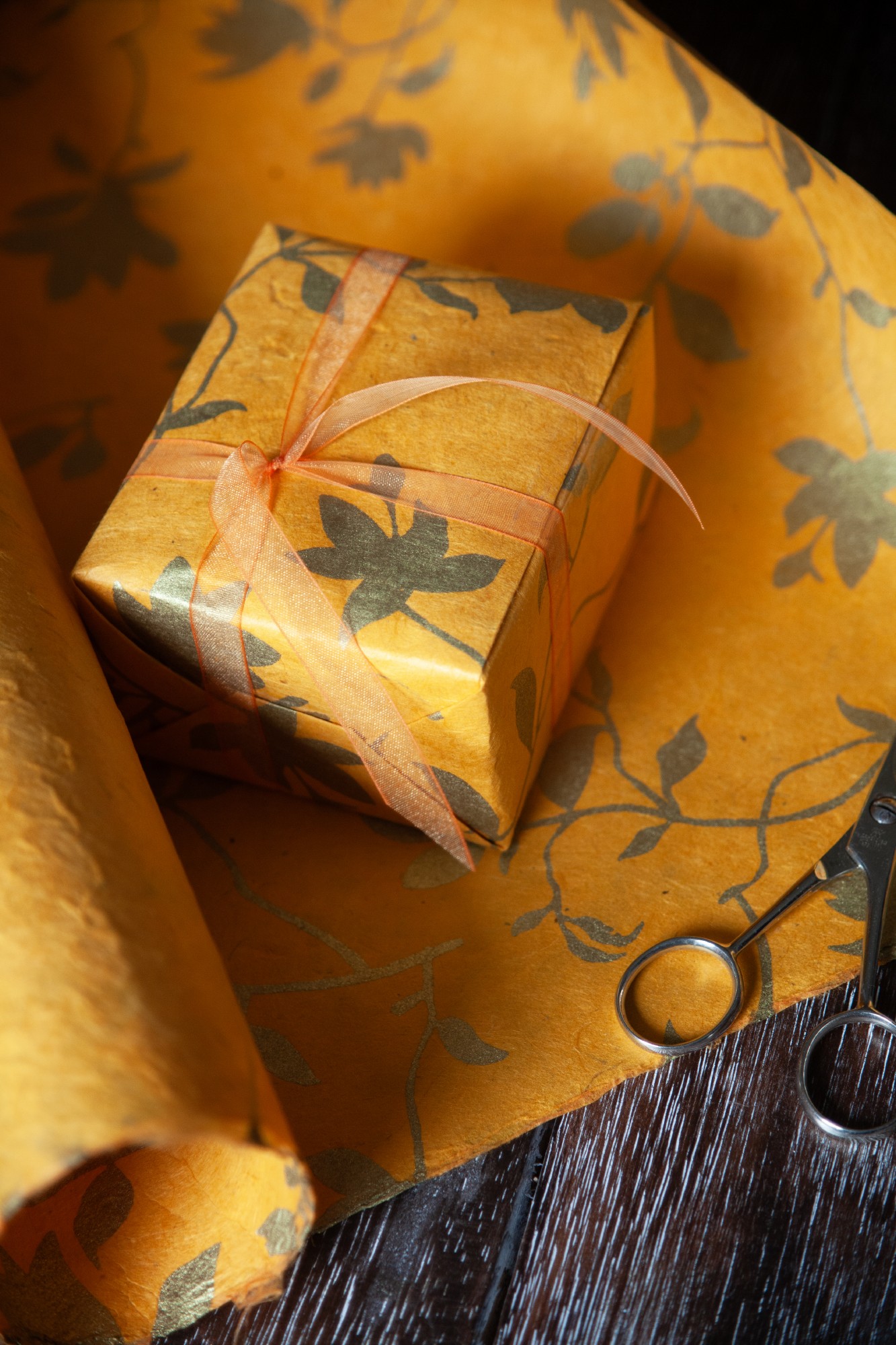 Geschenkpapier 'Blumen', gelb, gold, T 76 cm, B 51 cm günstig bestellen