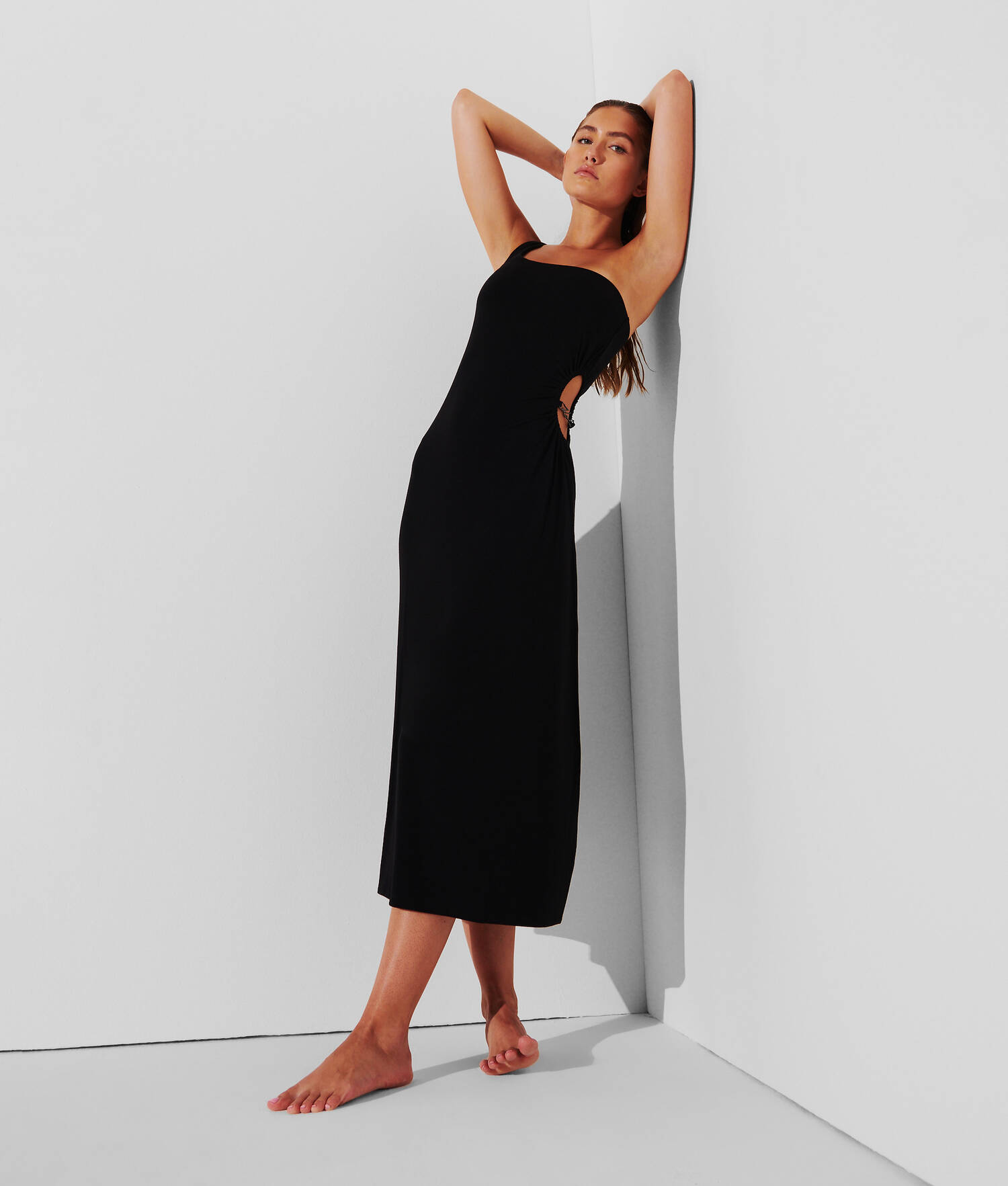 ROBE DE PLAGE ASYMÉTRIQUE À ÉPAULE DÉNUDÉE KARL SIGNATURE