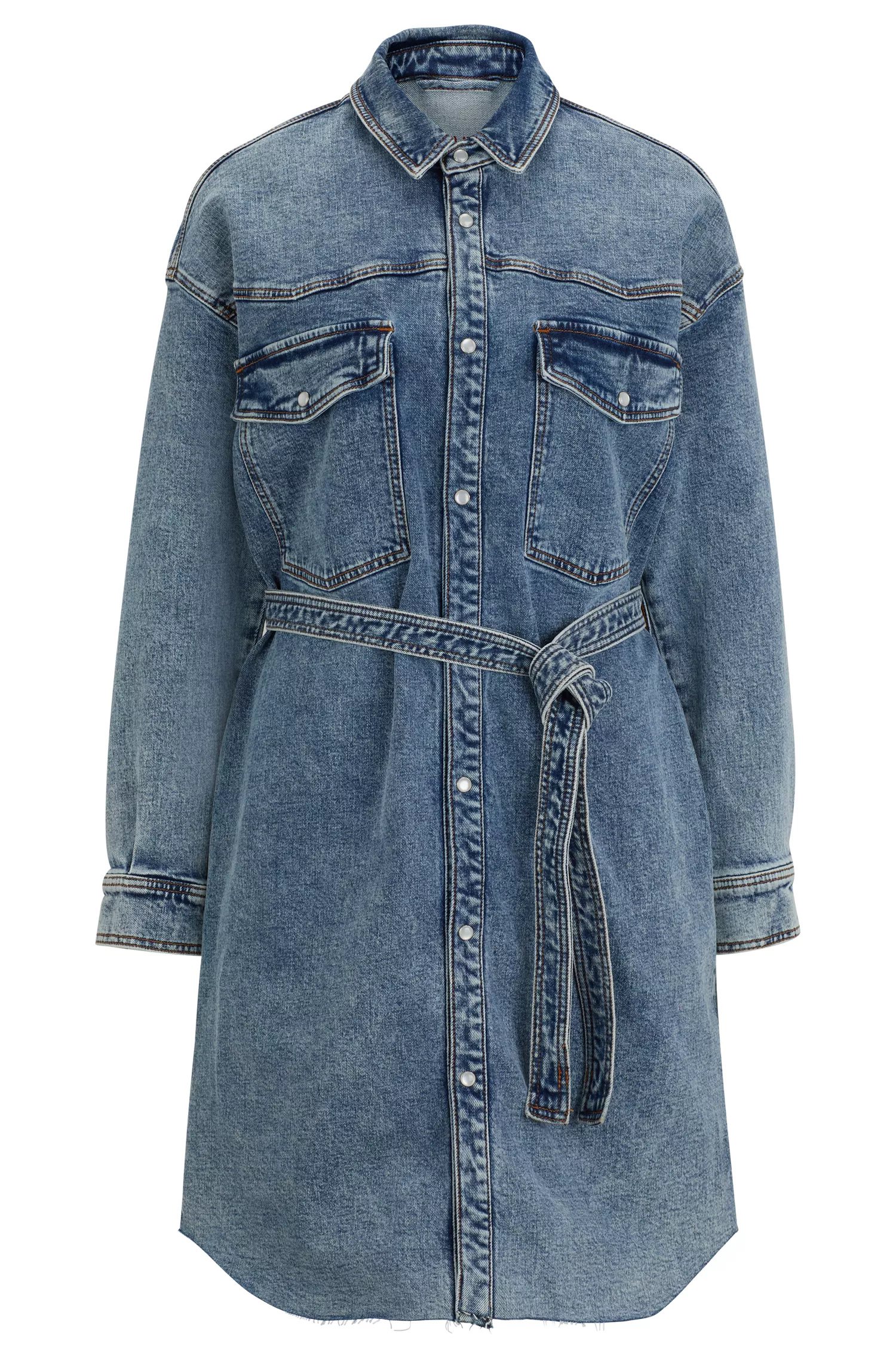 Vestido camisa HUGO vermelho, modelagem oversized, em jeans azul.