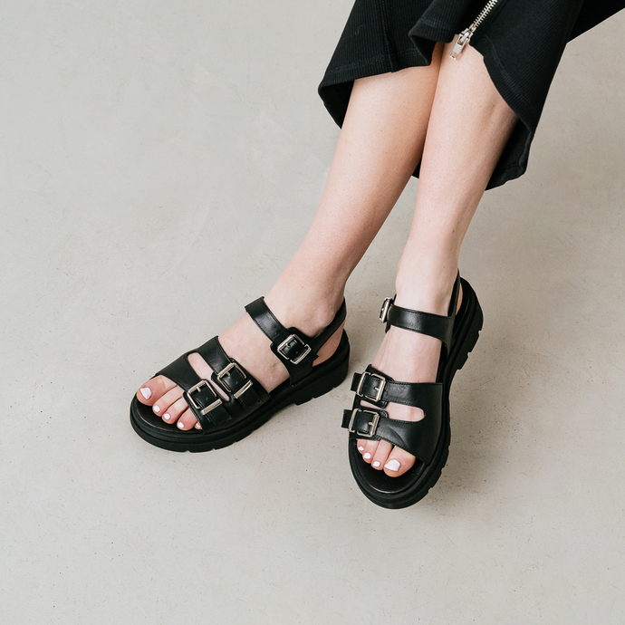 Sandales à plateformes et boucles argentés  en cuir noir