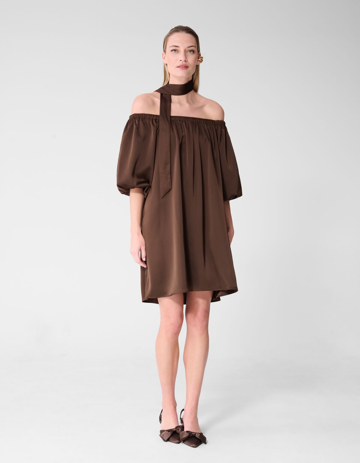 Satijnen Off Shoulder Mini Jurk Bruin By Fred
