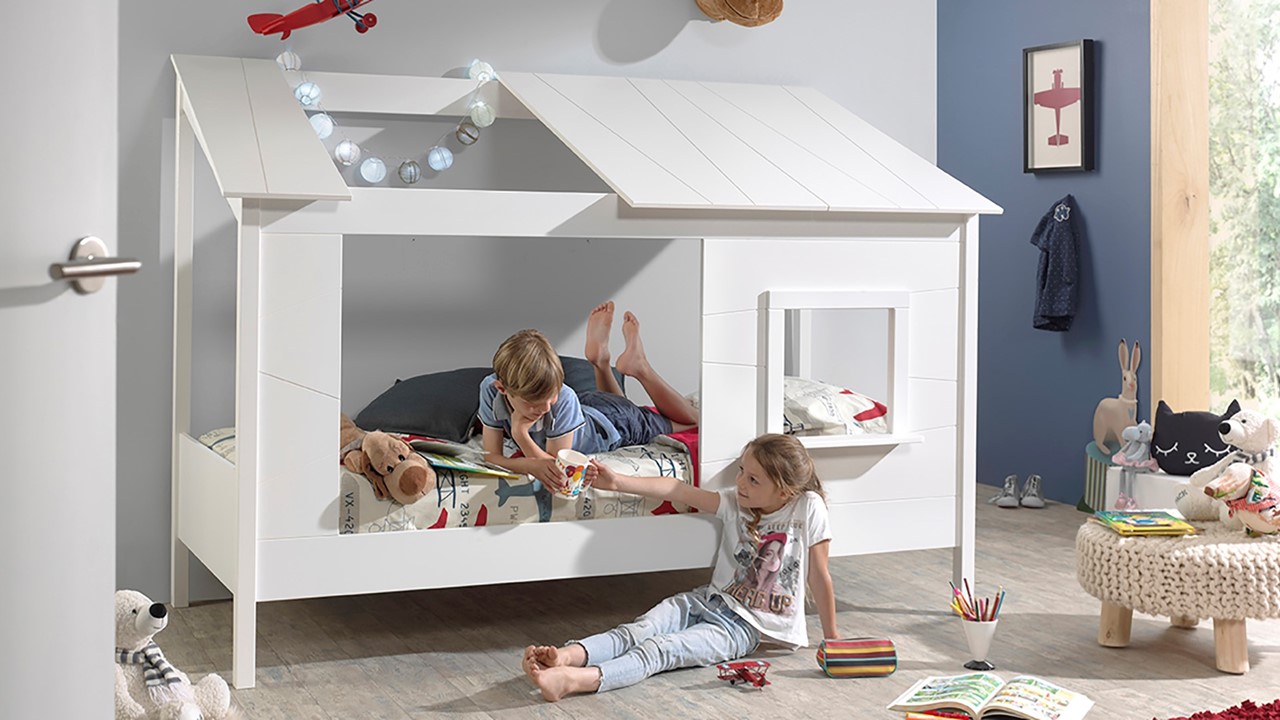 Bed HuisBed inclusief voorpaneel en half dak wit