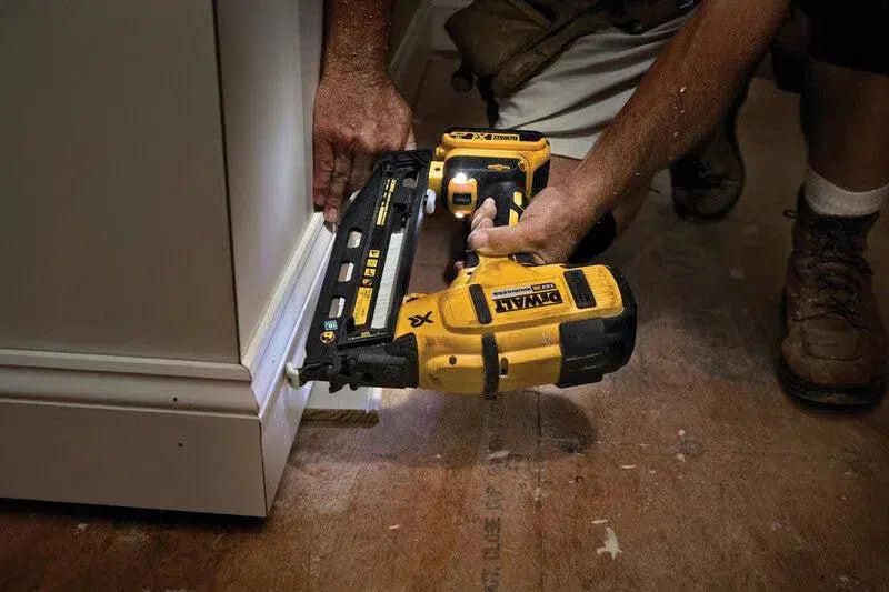 DeWALT DCN660P2 Accu afwerktacker 16Ga 18V XR 5.0Ah in koffer