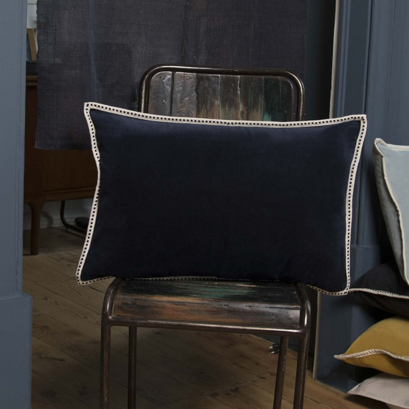 Febronie Housse de coussin velours Ella bleu nuit
