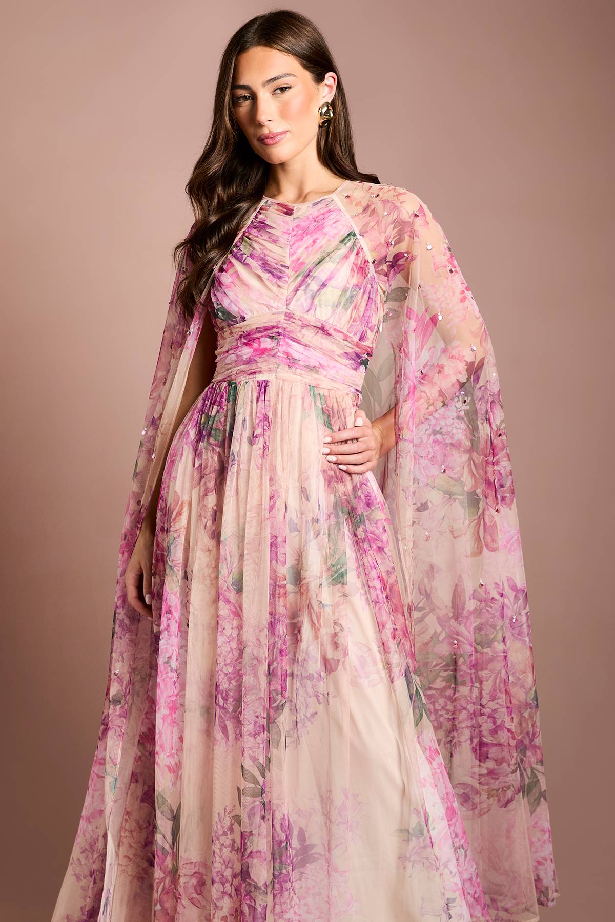 Coast Robe Longue Petite Taille Avec Cape En Mesh Plissé Imprimé Et Ornements De Pierres Précieuses