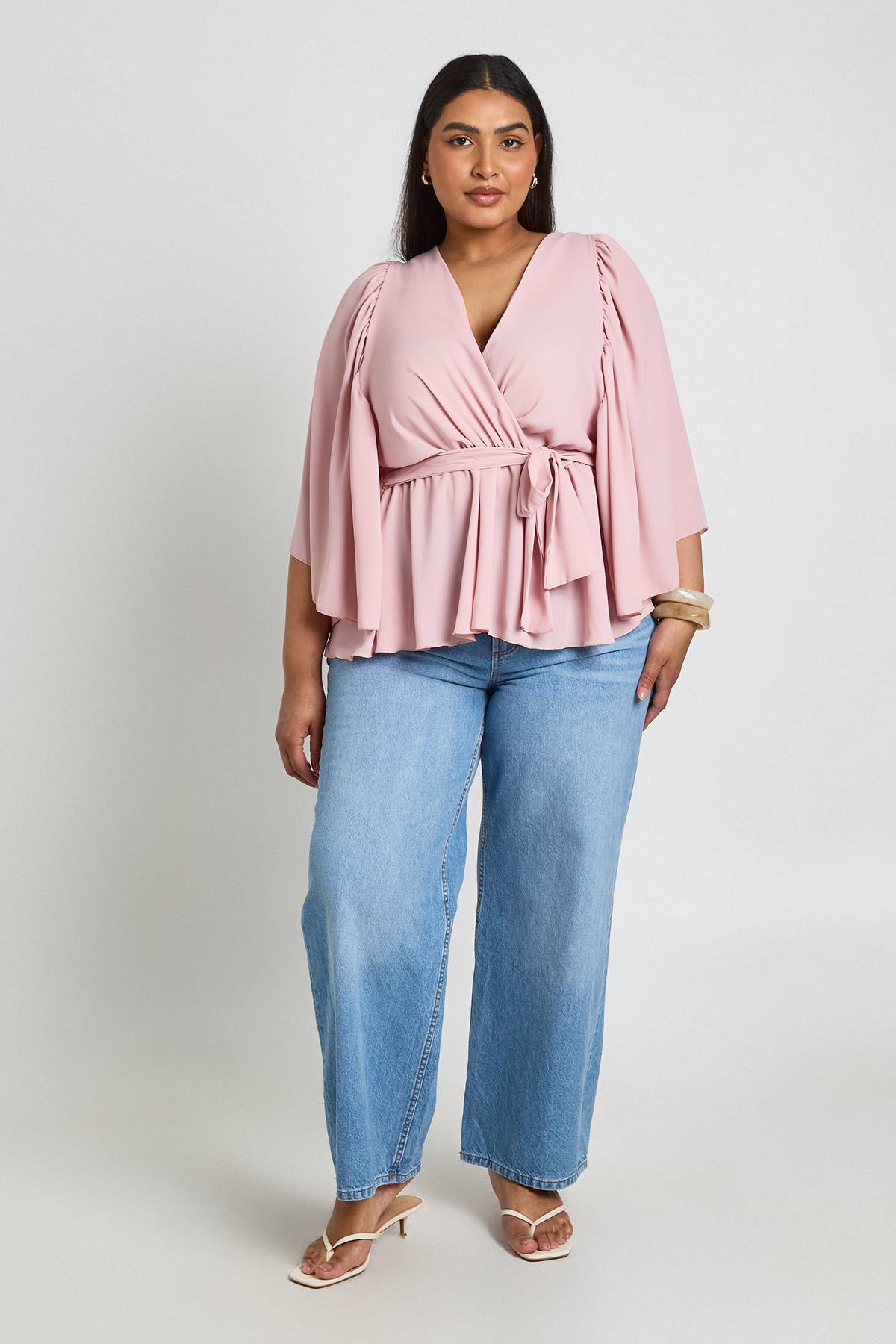 boohoo Chemisier Grande Taille À Manches Papillon Avec Taille Portefeuille Et Basque