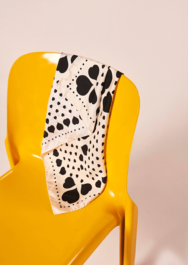 Carré de soie Esteeécru à motif coeur noir
