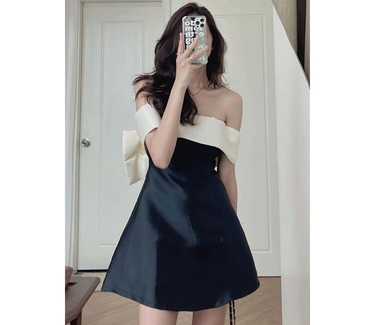 Coris - A-lijn jurk met korte mouwen en off-shoulder, tweekleurige strik
