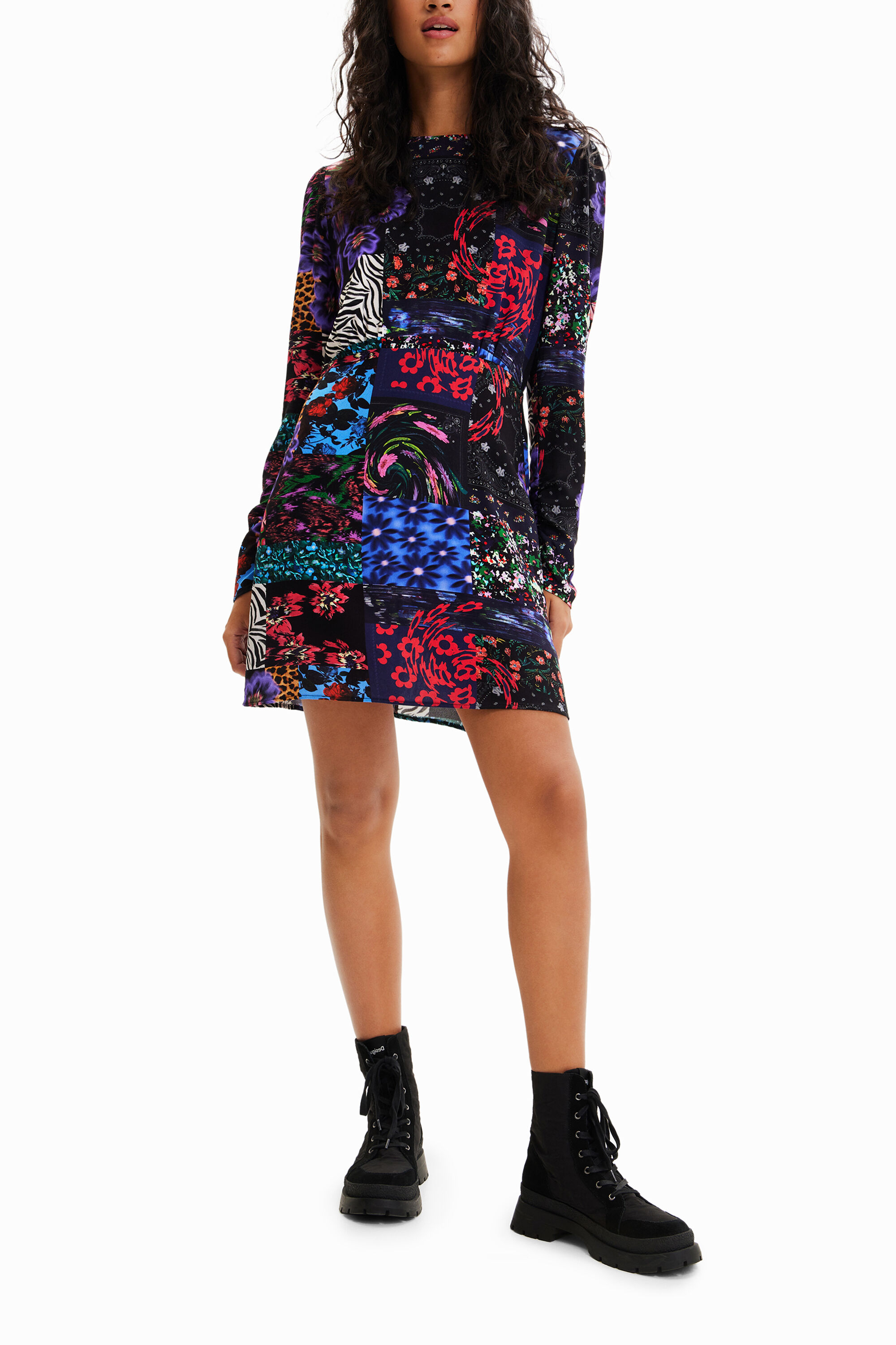 Vestido curto com detalhe recortado