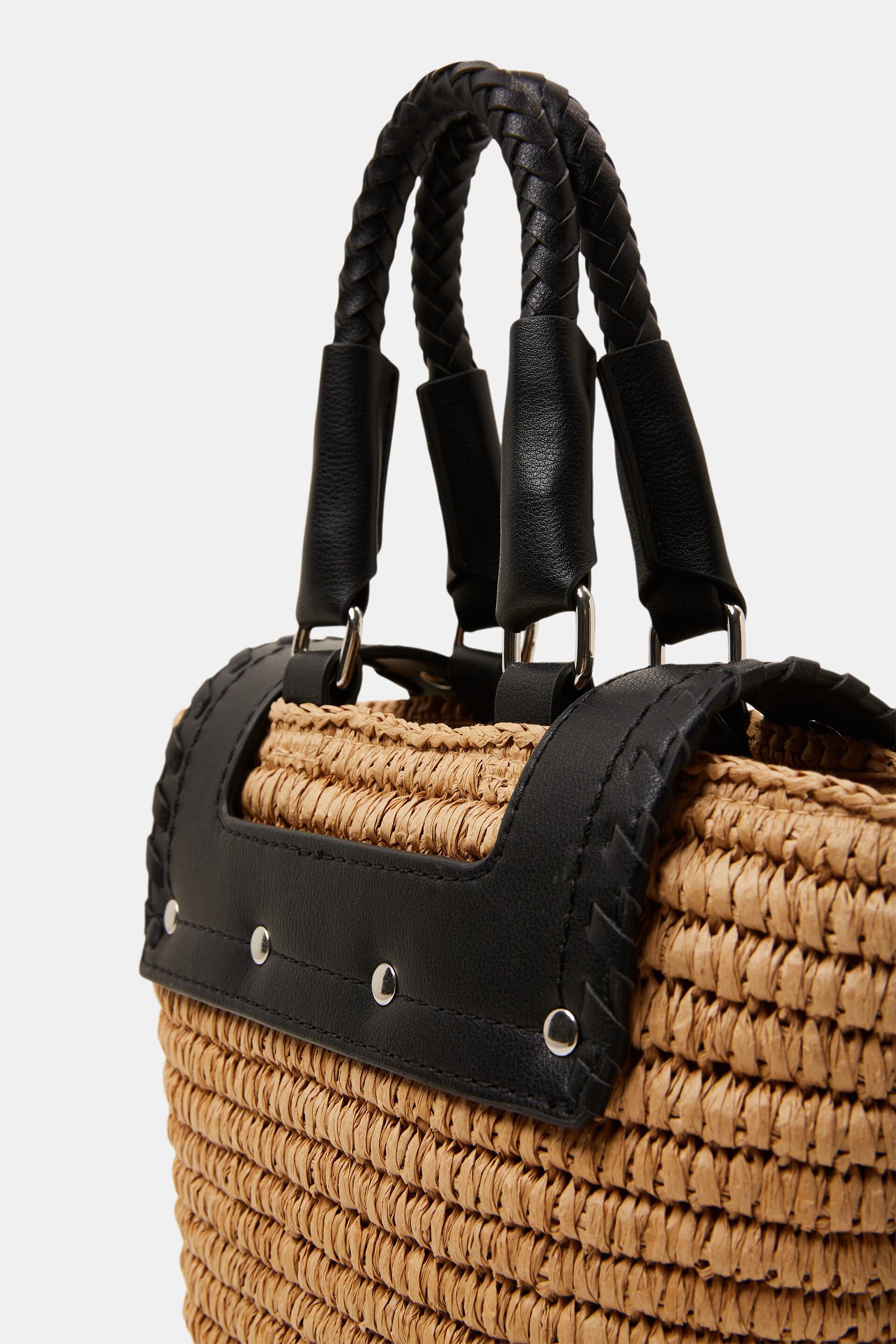 Sac en raphia orné d’éléments en similicuir