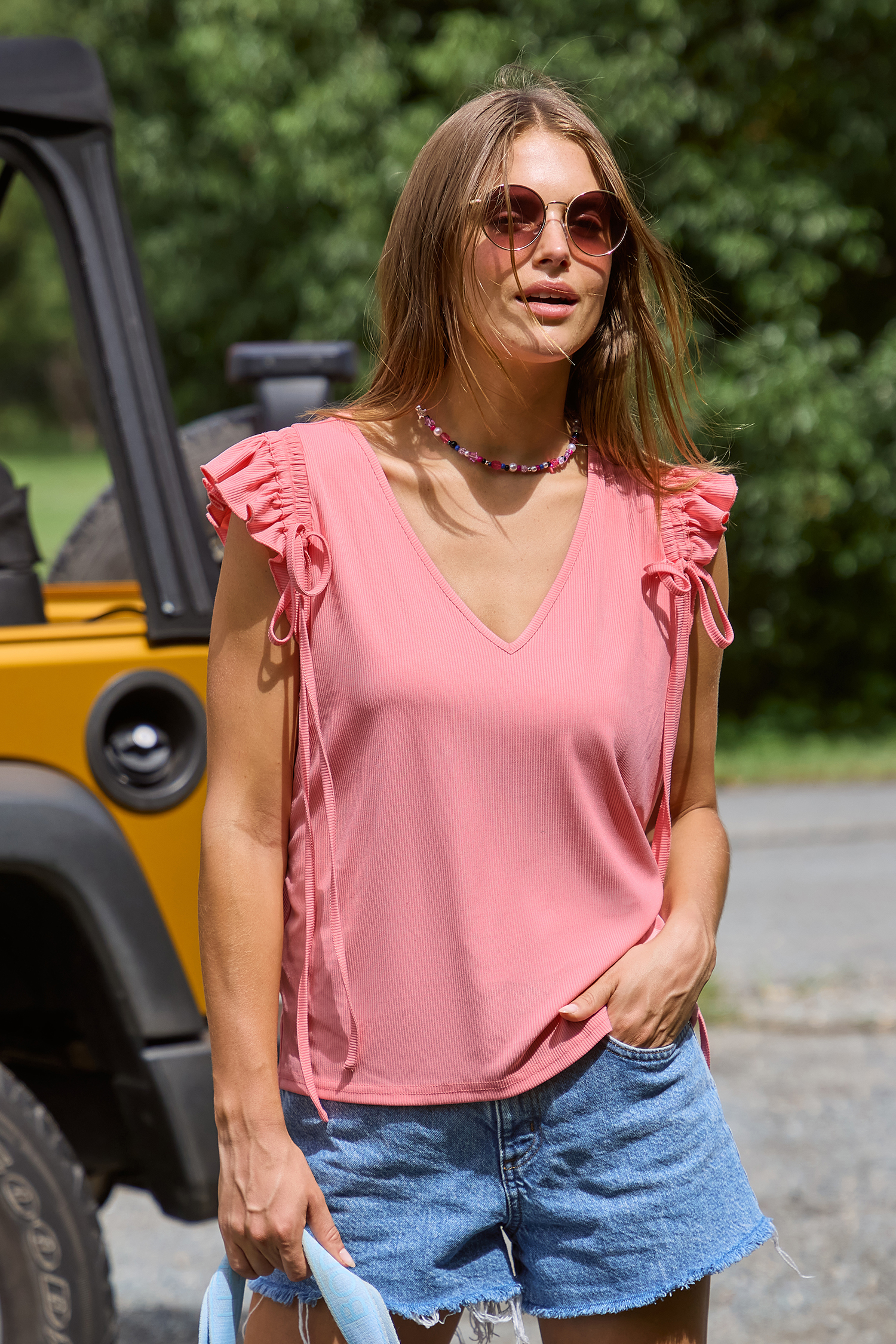 T-shirt à col en V et manches à volants rose