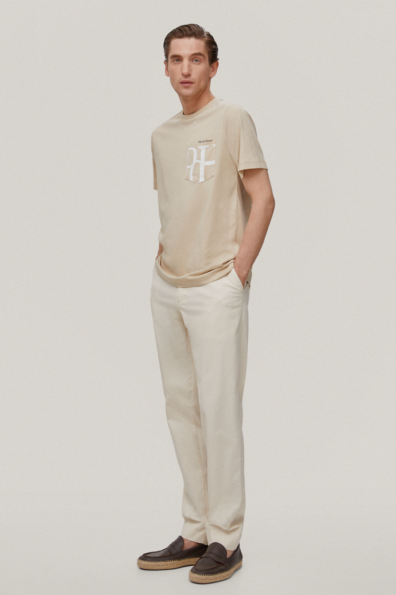 Camiseta com bolso e logo - Bege