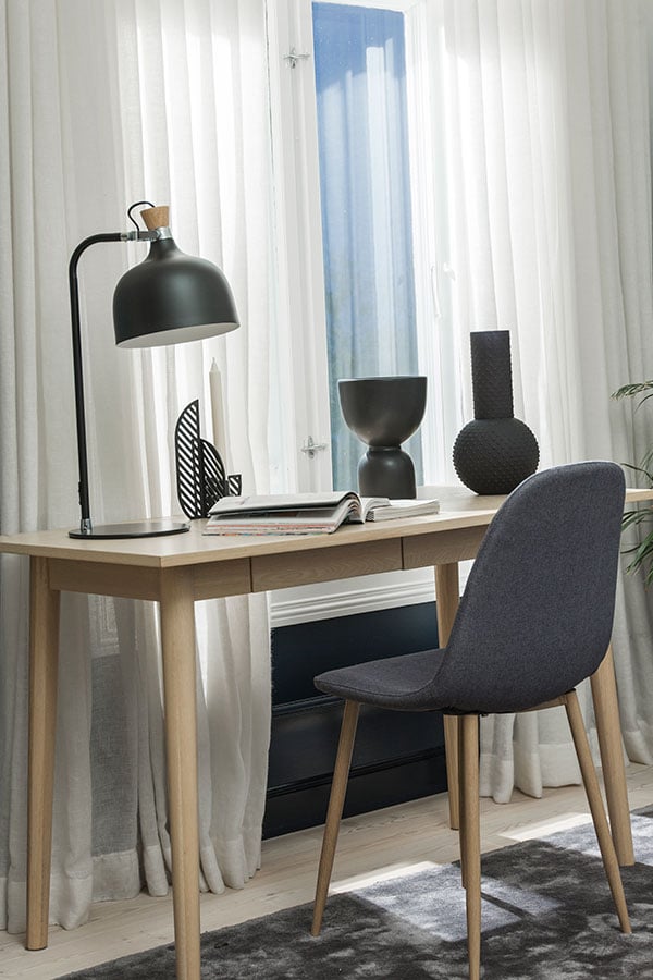 Marte skrivebord Hvitpigmentert og lakkert eikefinér med heltre eikeben. 120x60 cm.