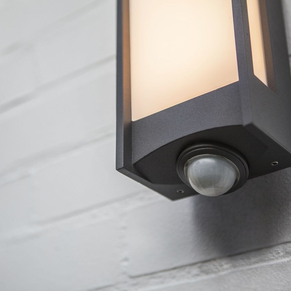 Qubo LED buitenwandlamp van spuitgietaluminium in antraciet met bewegingsmelder