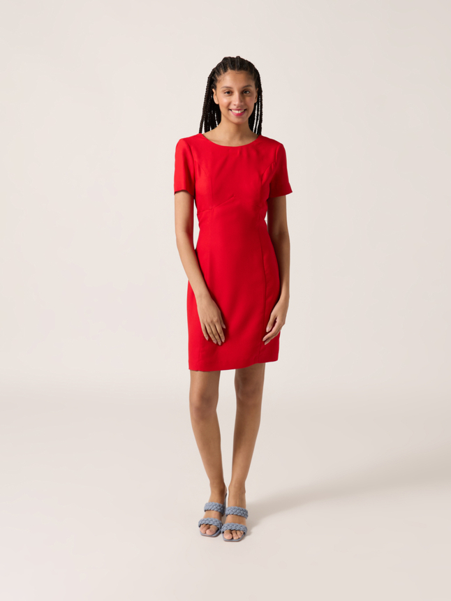 Robe court avec découpes dans le dos