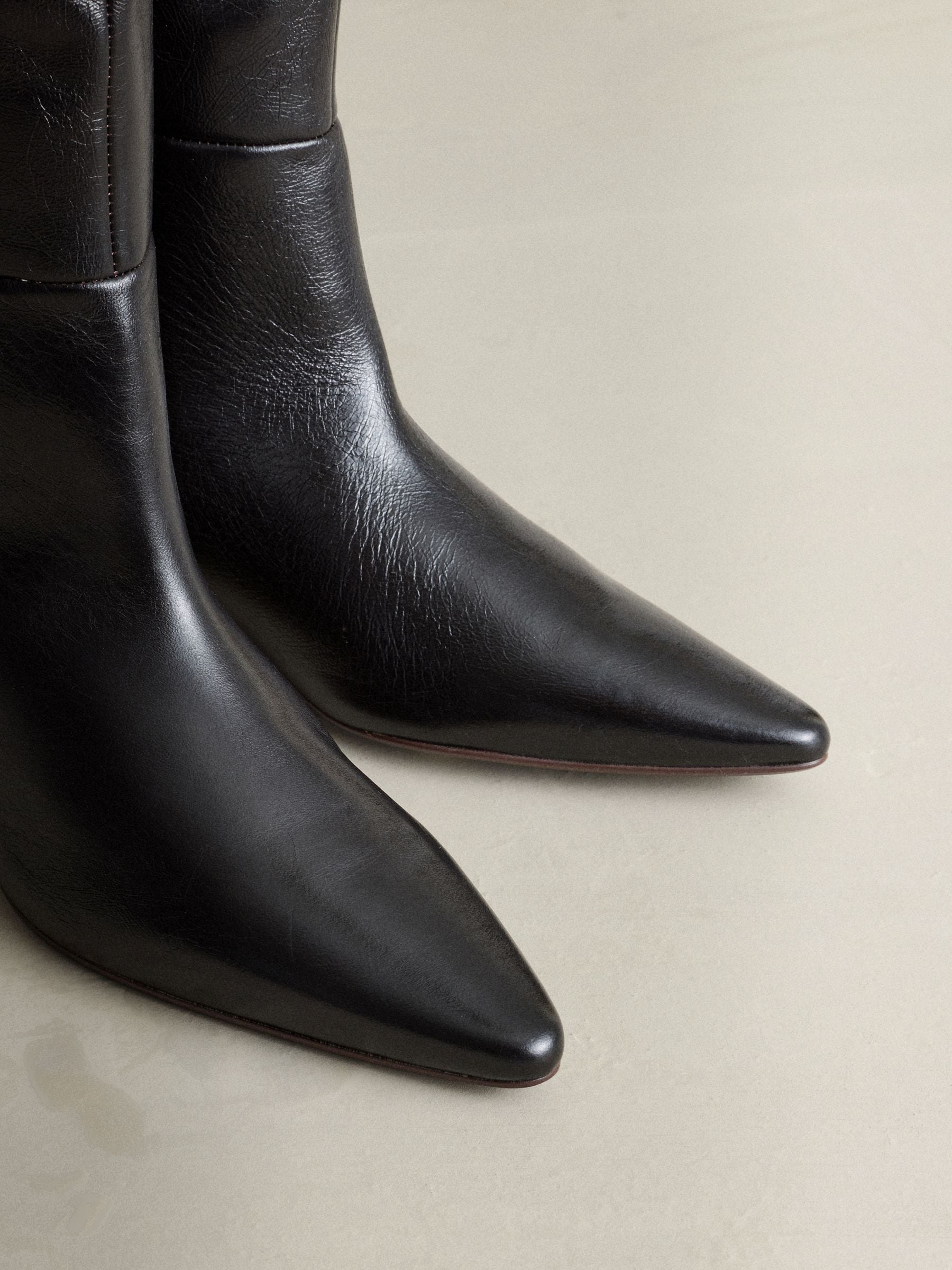 Chocoladebruin - Crinkle Effect Leather Signature Underset Heel Knee High Boots