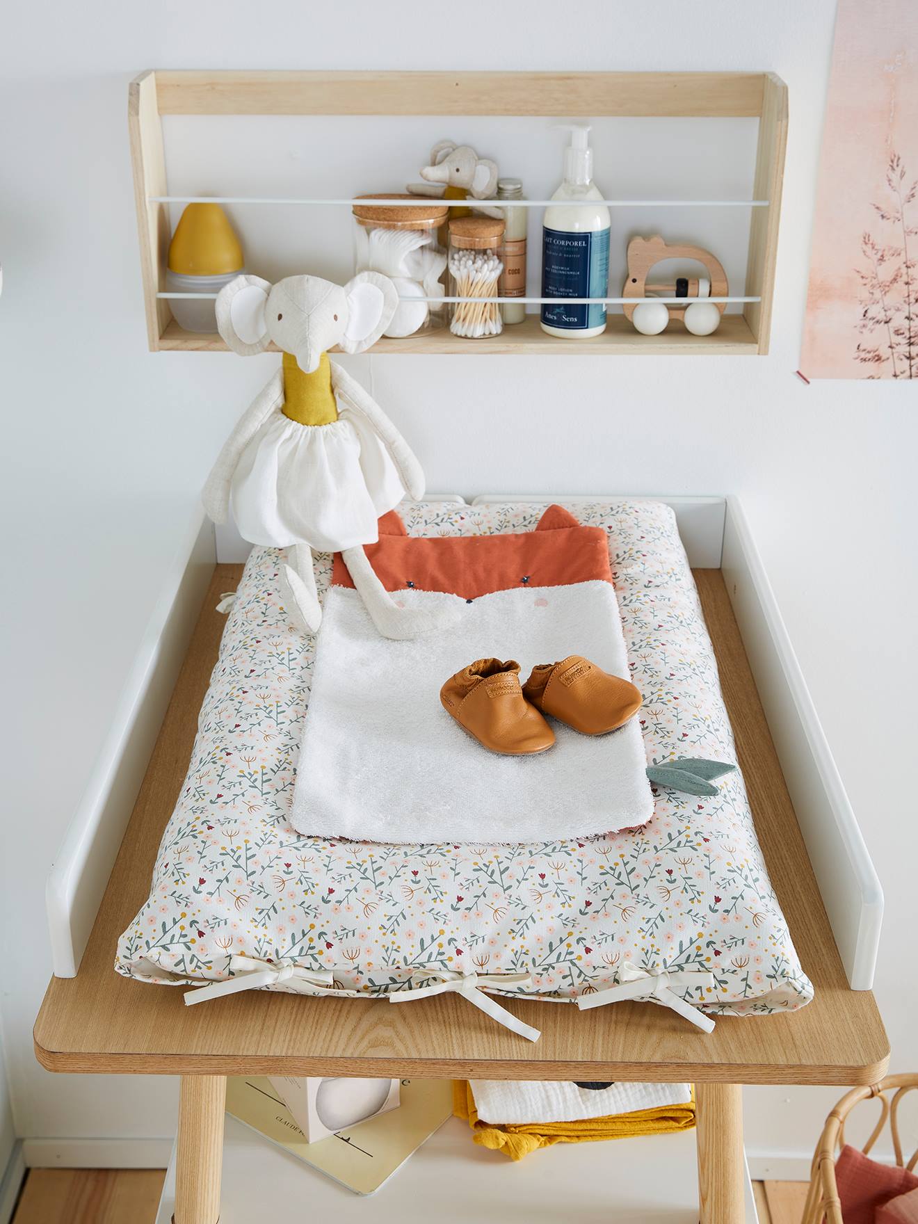 Trocador Fleurettes liso, branco claro, com estampas.