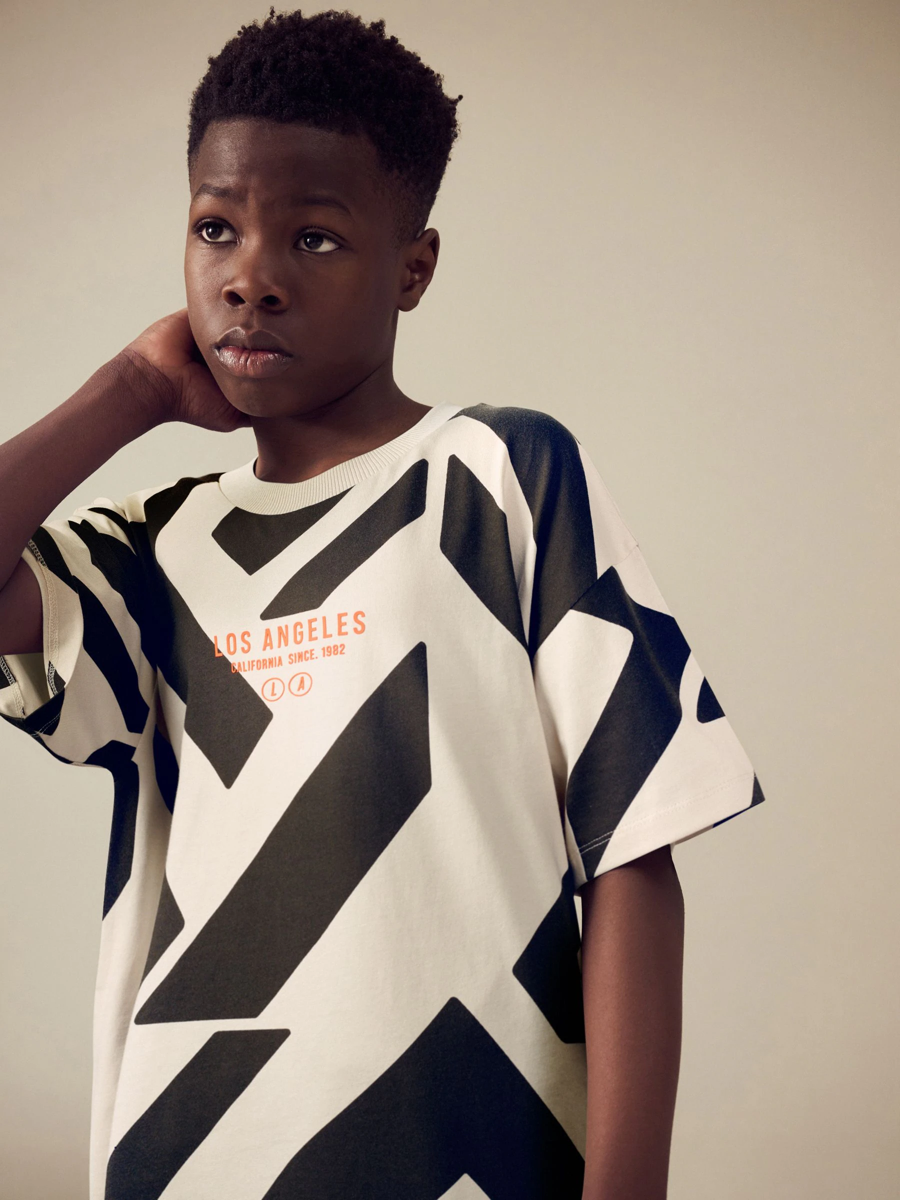 Ecru/antraciet - Ruimvallend T-shirt met korte mouwen en all-over print (3-16jr)