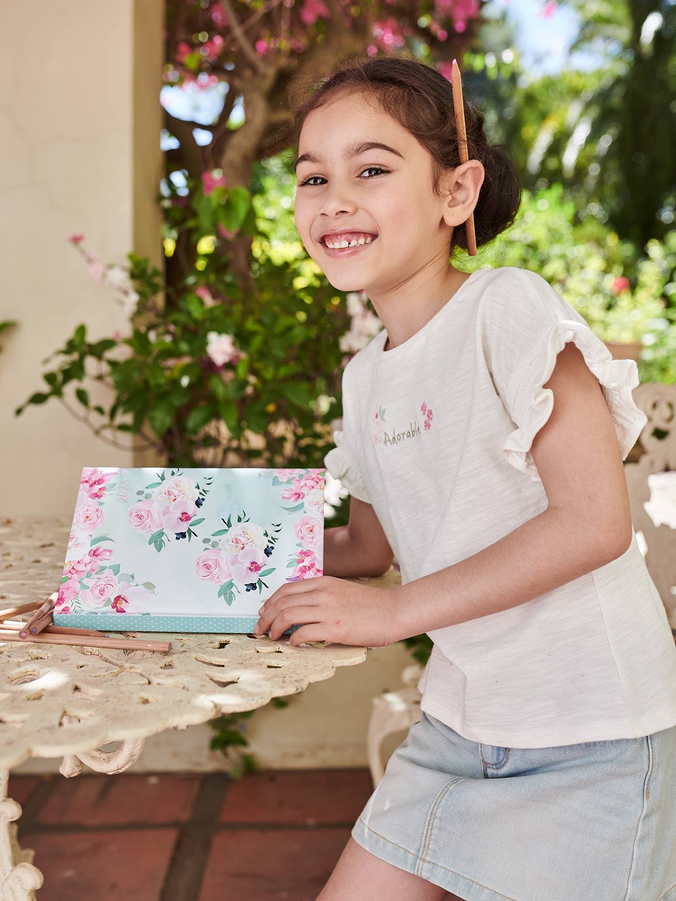 Camiseta infantil de manga curta na cor cru com bordado 