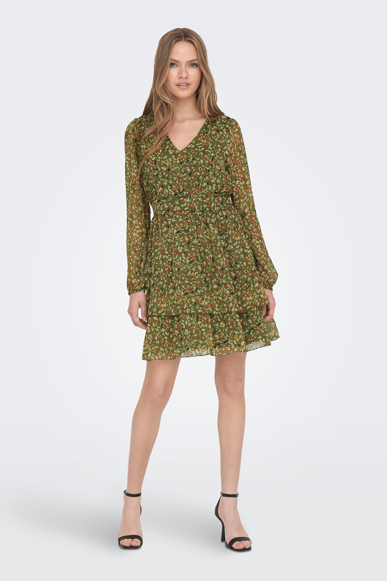 Vestido curto com mangas compridas e estampa.