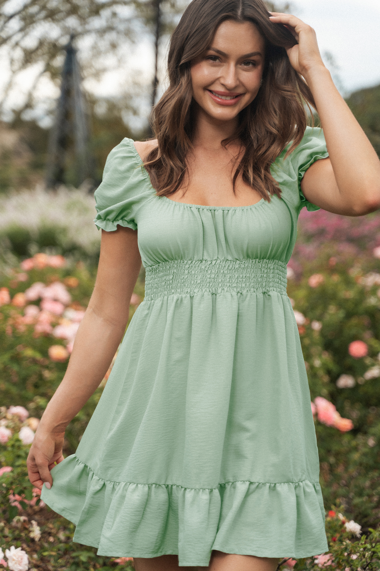 Robe mini avec manches bouffantes et col carré à volants vert