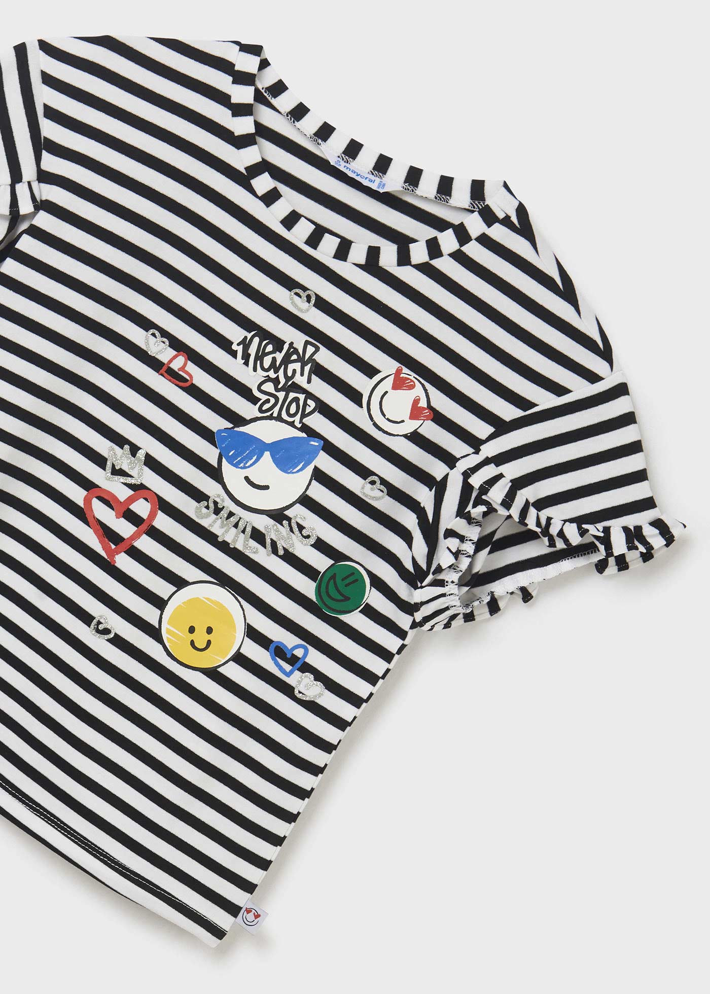 Camiseta listrada de manga curta para meninas com estampa.