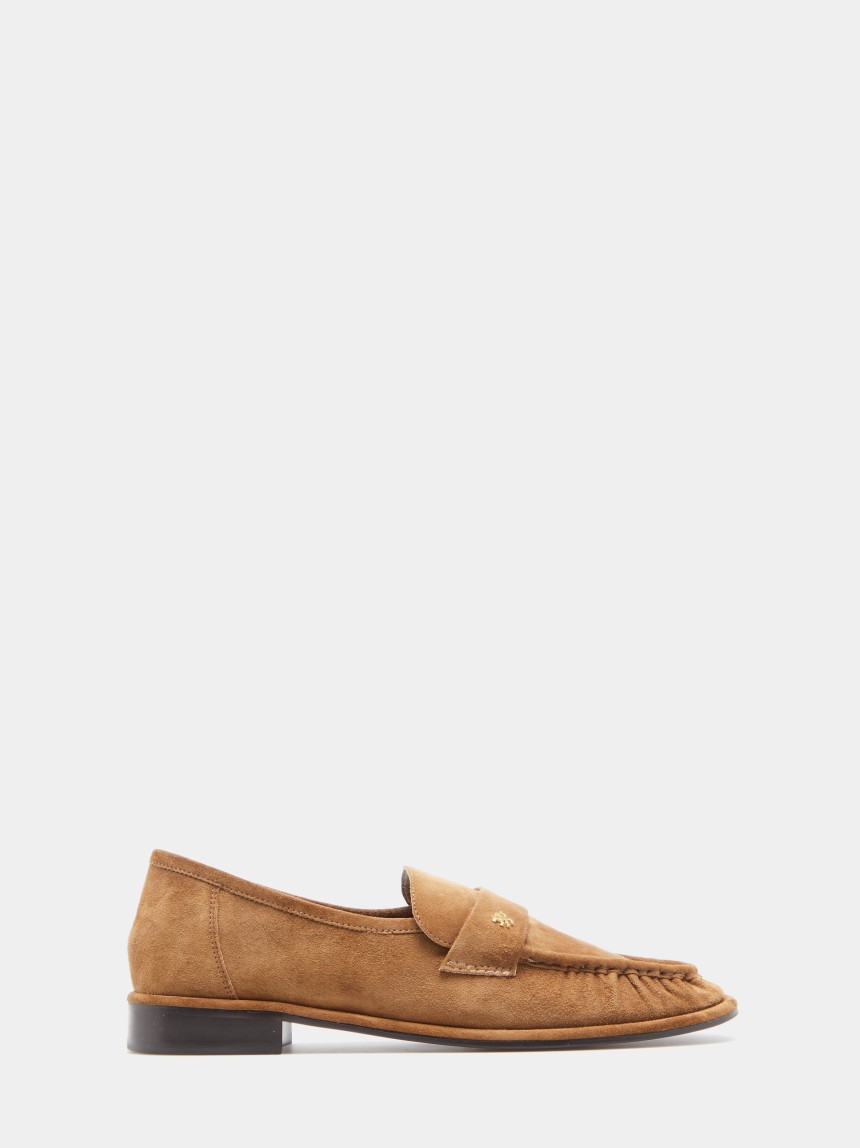 Loafers em camurça com detalhe metálico