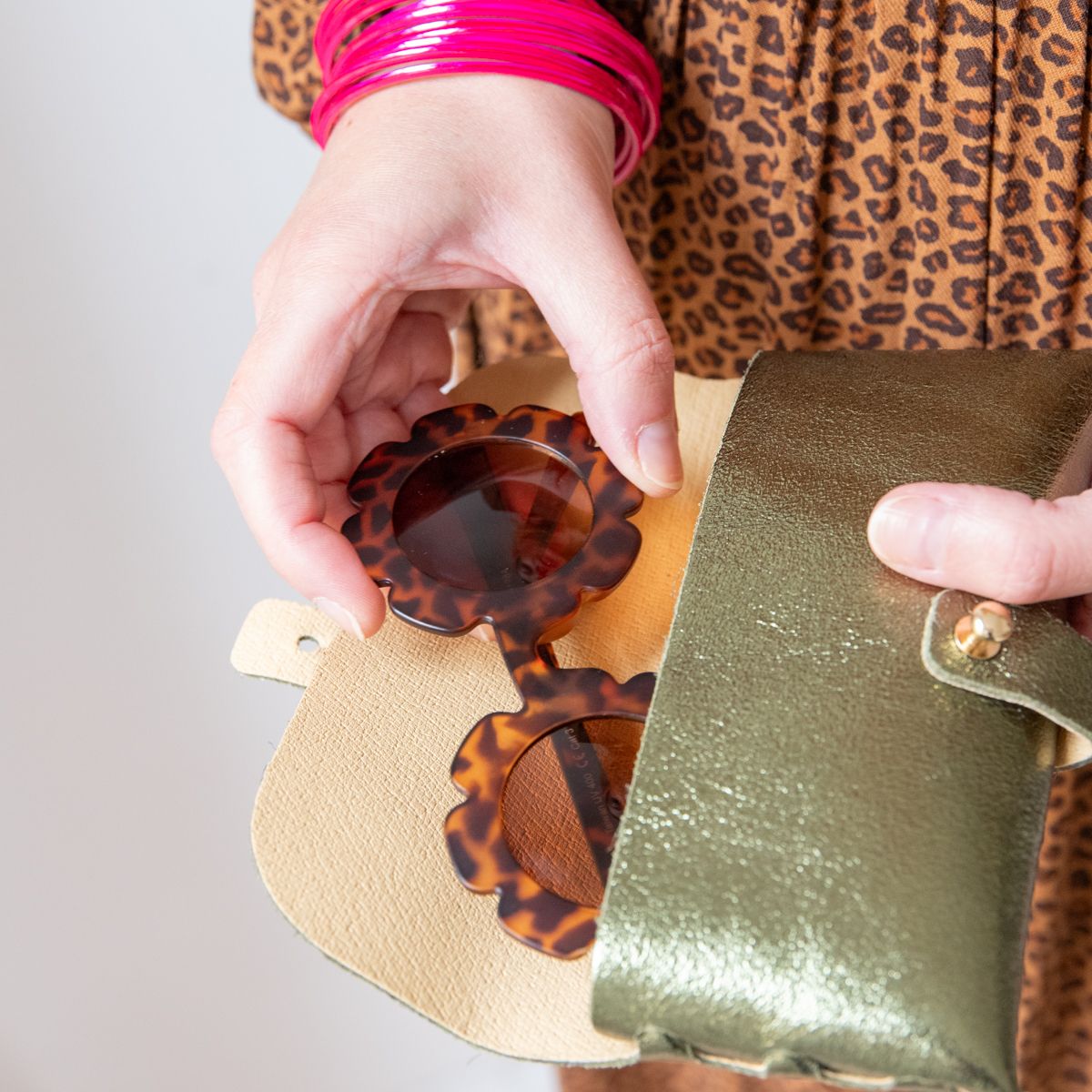 Etui à lunettes cuir irisé vert olive Maison Suzanne