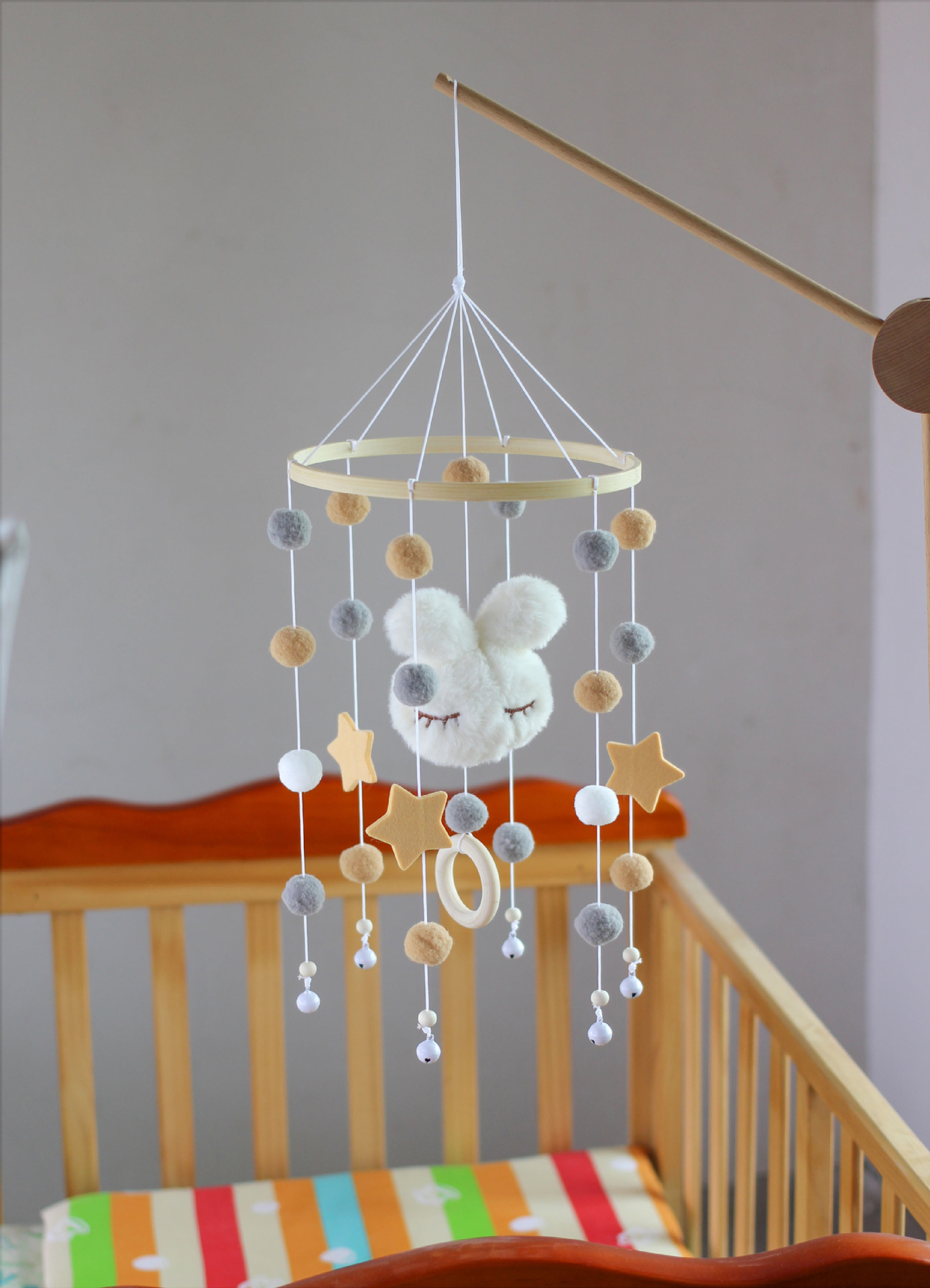 Baby Holz Mobile Babybett Spiel Bogen Kinderzimmer Hasen Dekoration mit Glöckchen / Greifling - Braun / Grau / Weiss
