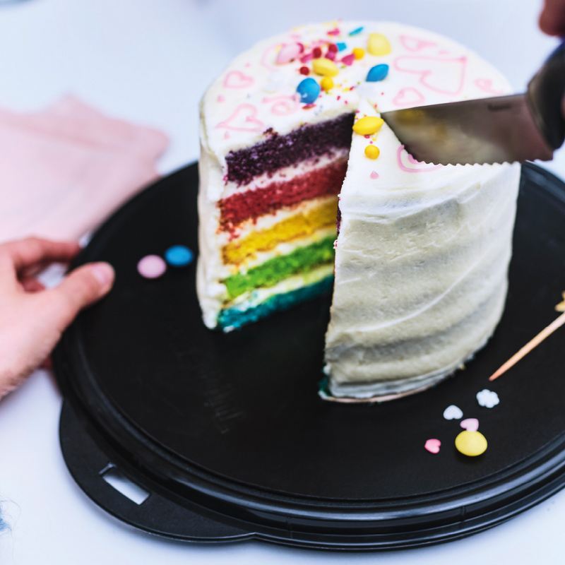 Torten- und Kuchenset (3) Der Tortenbehälter mit dem Twist mit Tortenheber und Schneidunterlage - überall Kuchengenuss