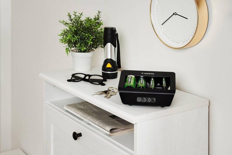 Varta LCD Universal Battery Charger +
