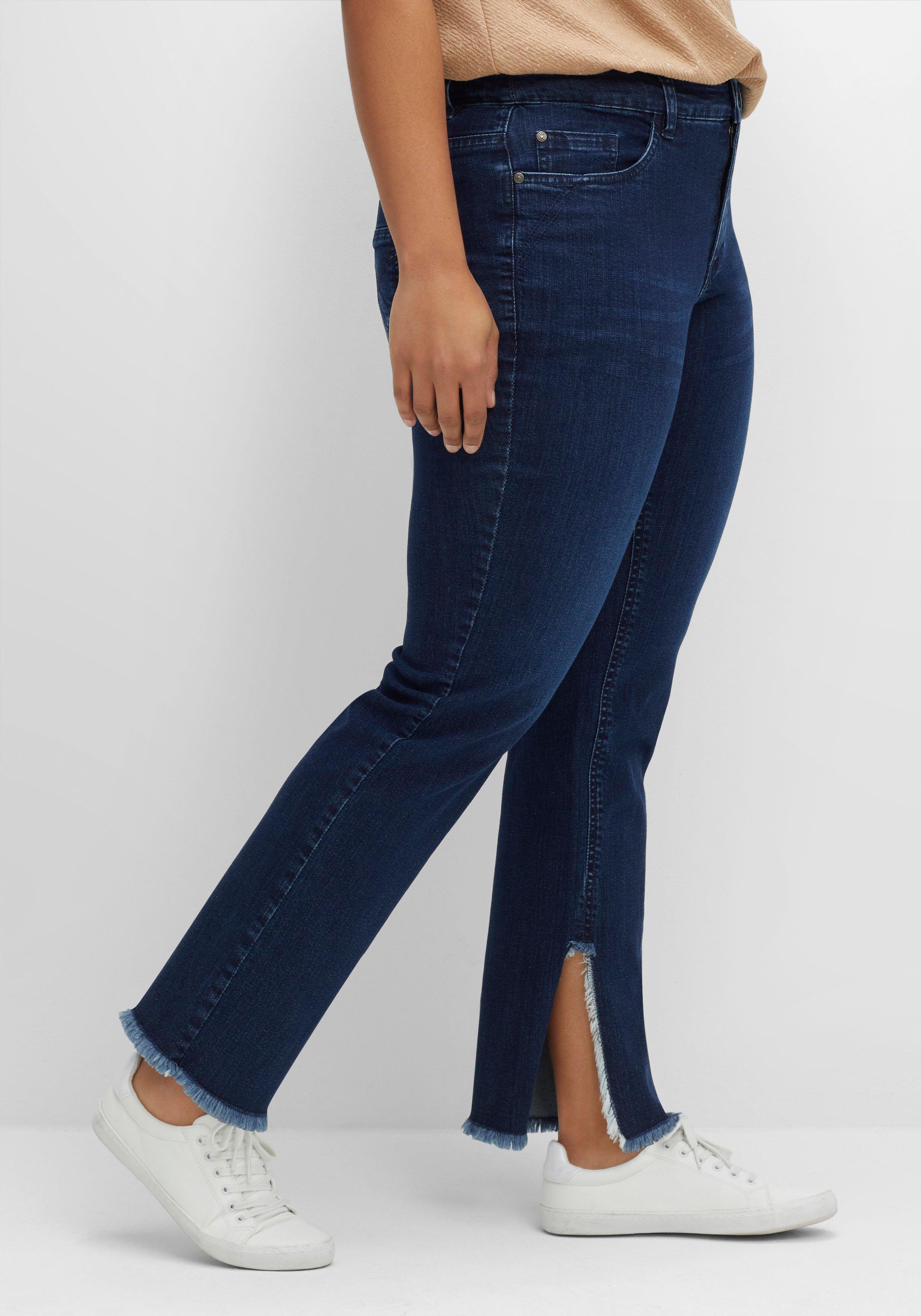Gerade Jeans mit geschlitztem Innensaum