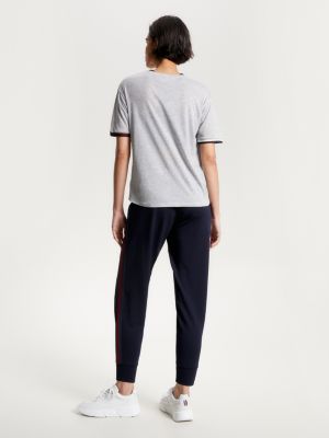 Camiseta esportiva com detalhes contrastantes e modelagem relaxada