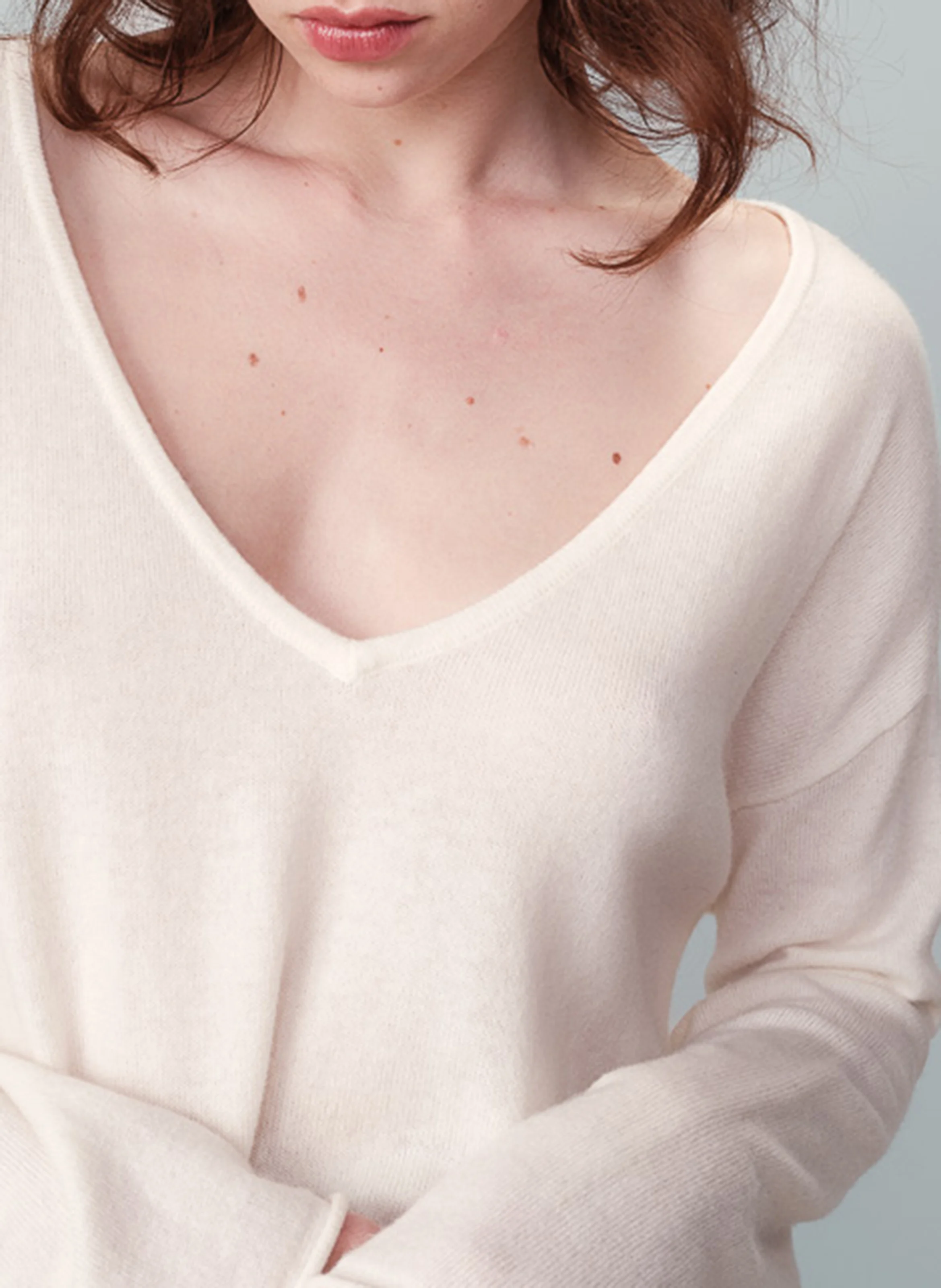 NAO - Pull col V ample en laine et cachemire mélangée | Beige