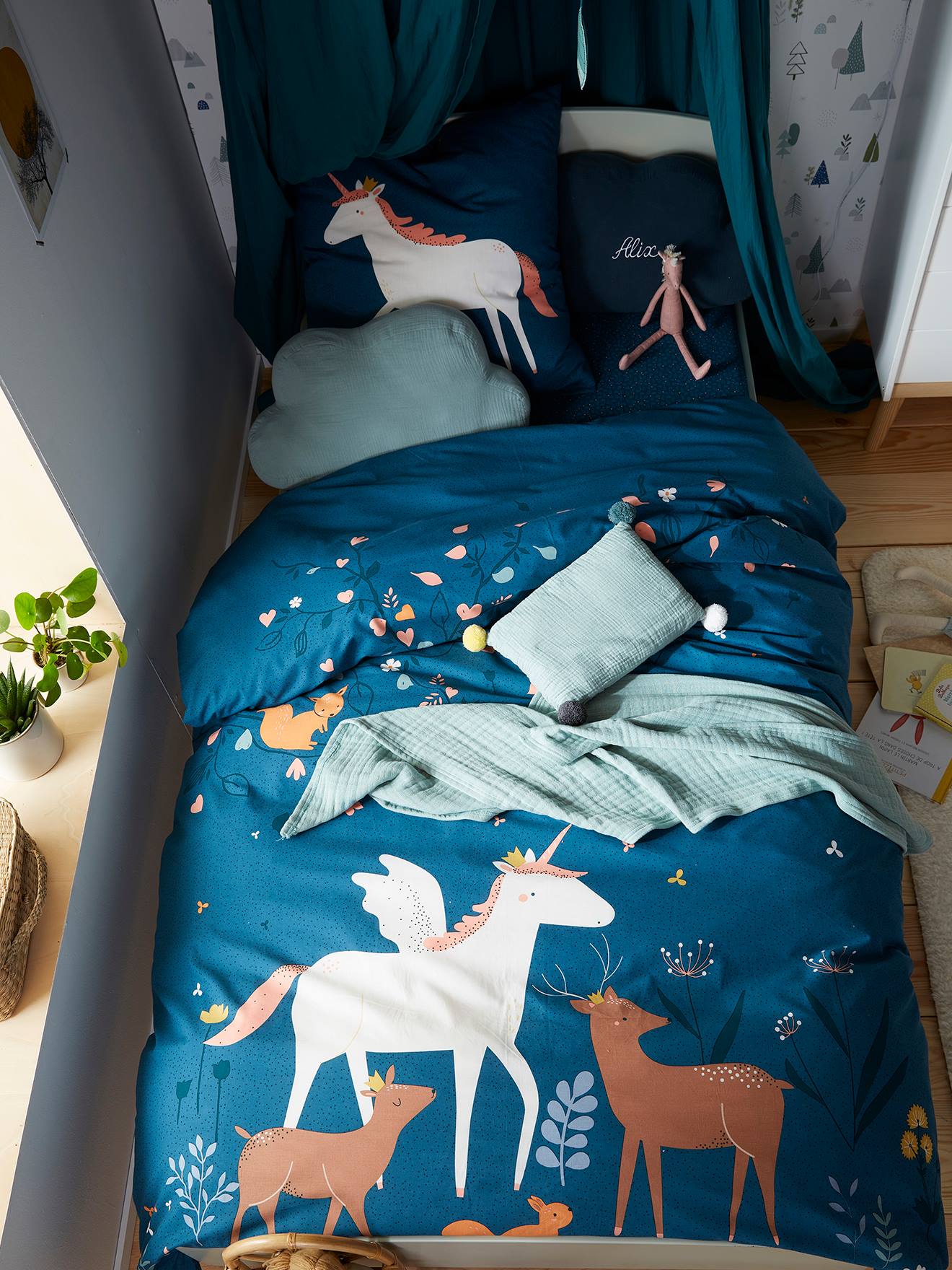 Conjunto infantil de capa de edredom e fronha, estampa Floresta Encantada, liso, azul escuro com motivos.