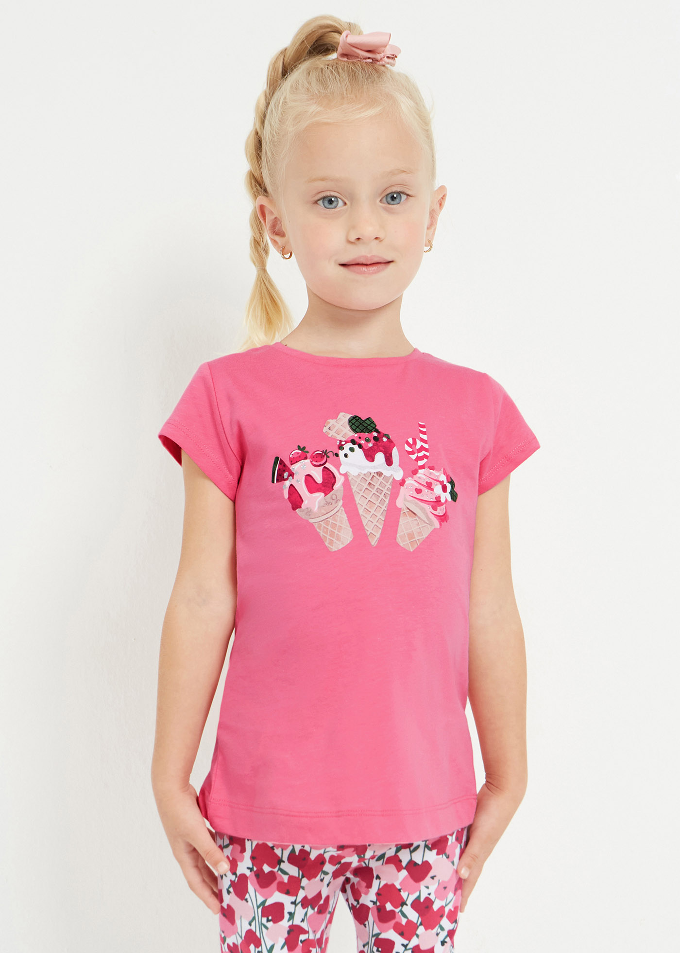 Camiseta feminina com estampa sustentável em algodão.