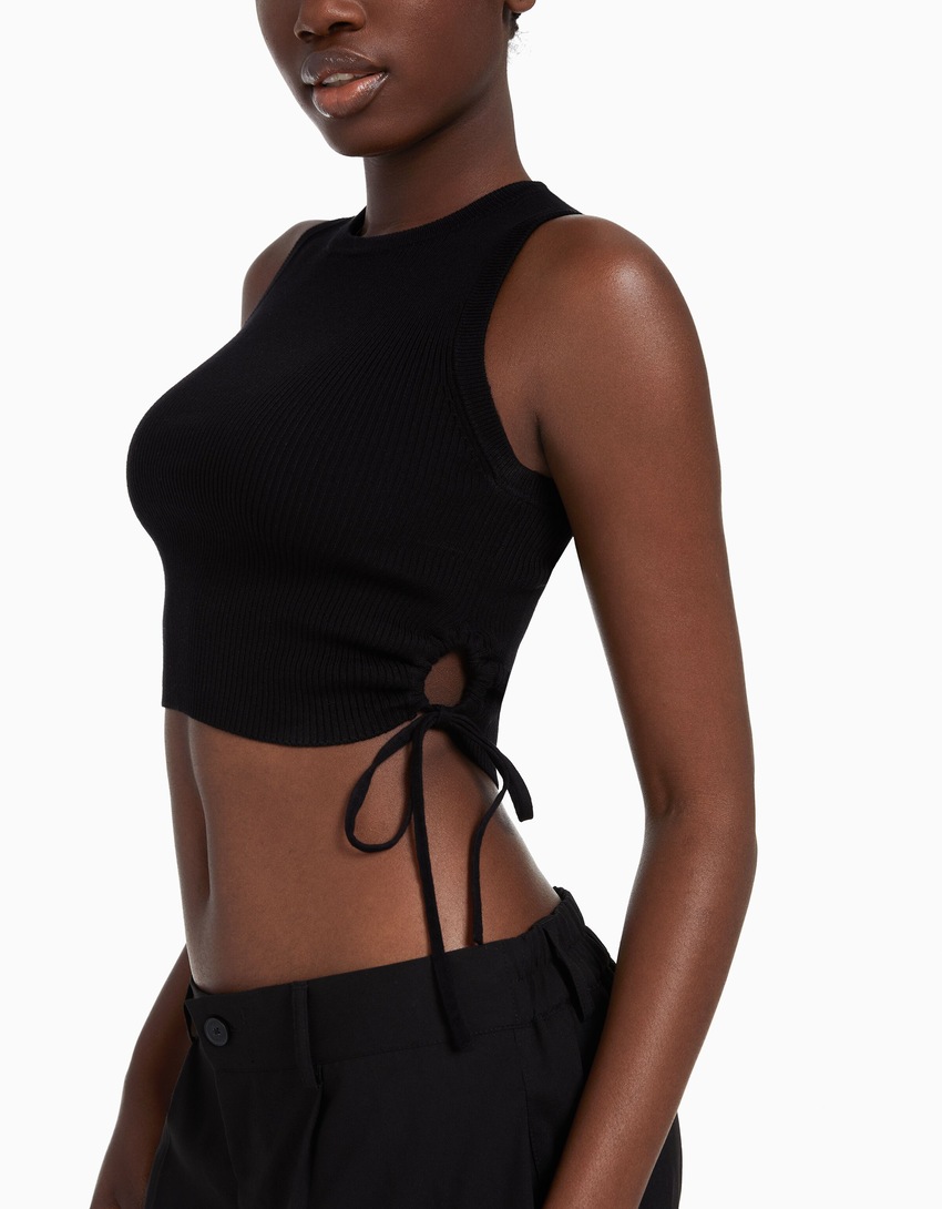 Blusa de malha sem mangas com franzidos e amarrações.