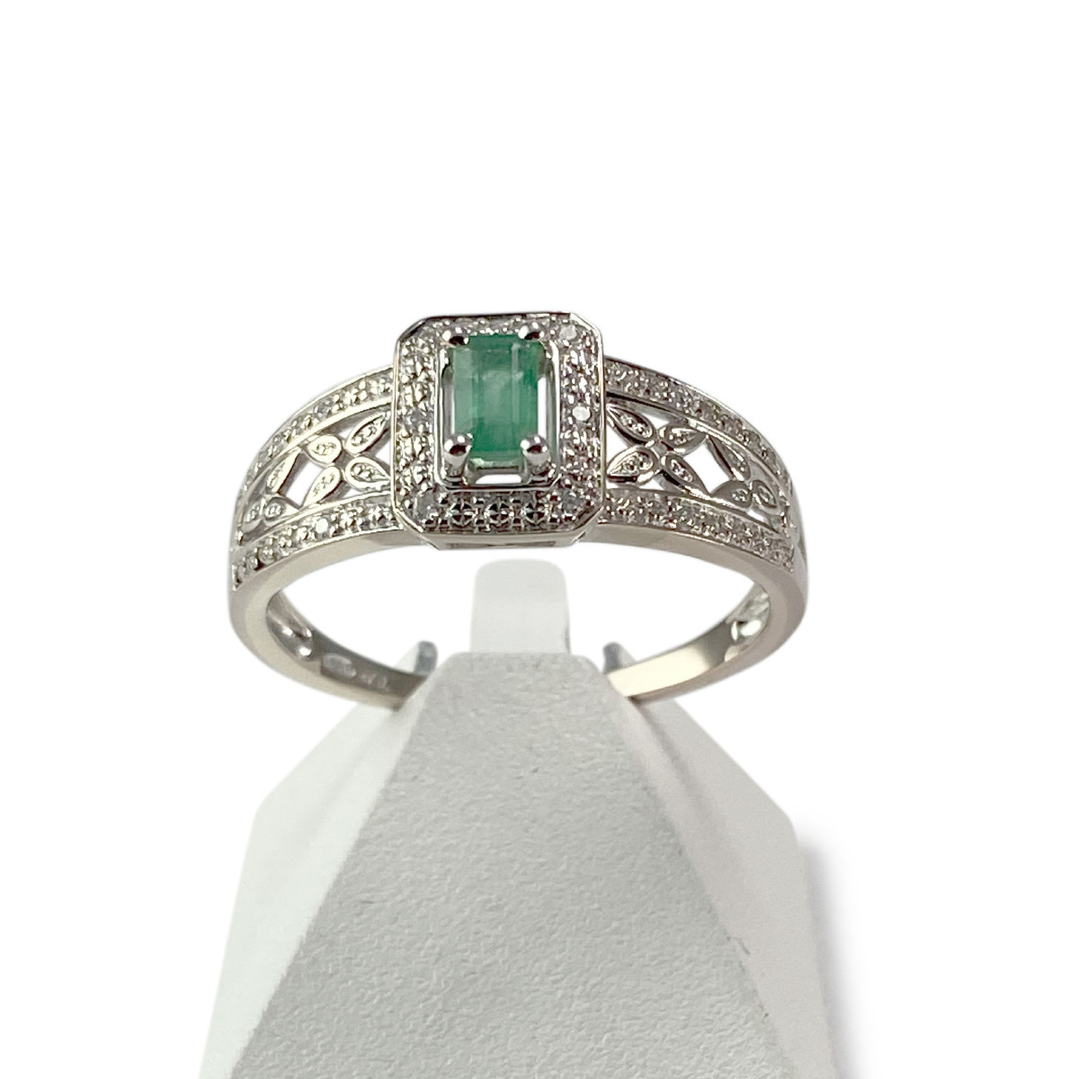 Bague d'occasion or 750 blanc émeraude et diamants